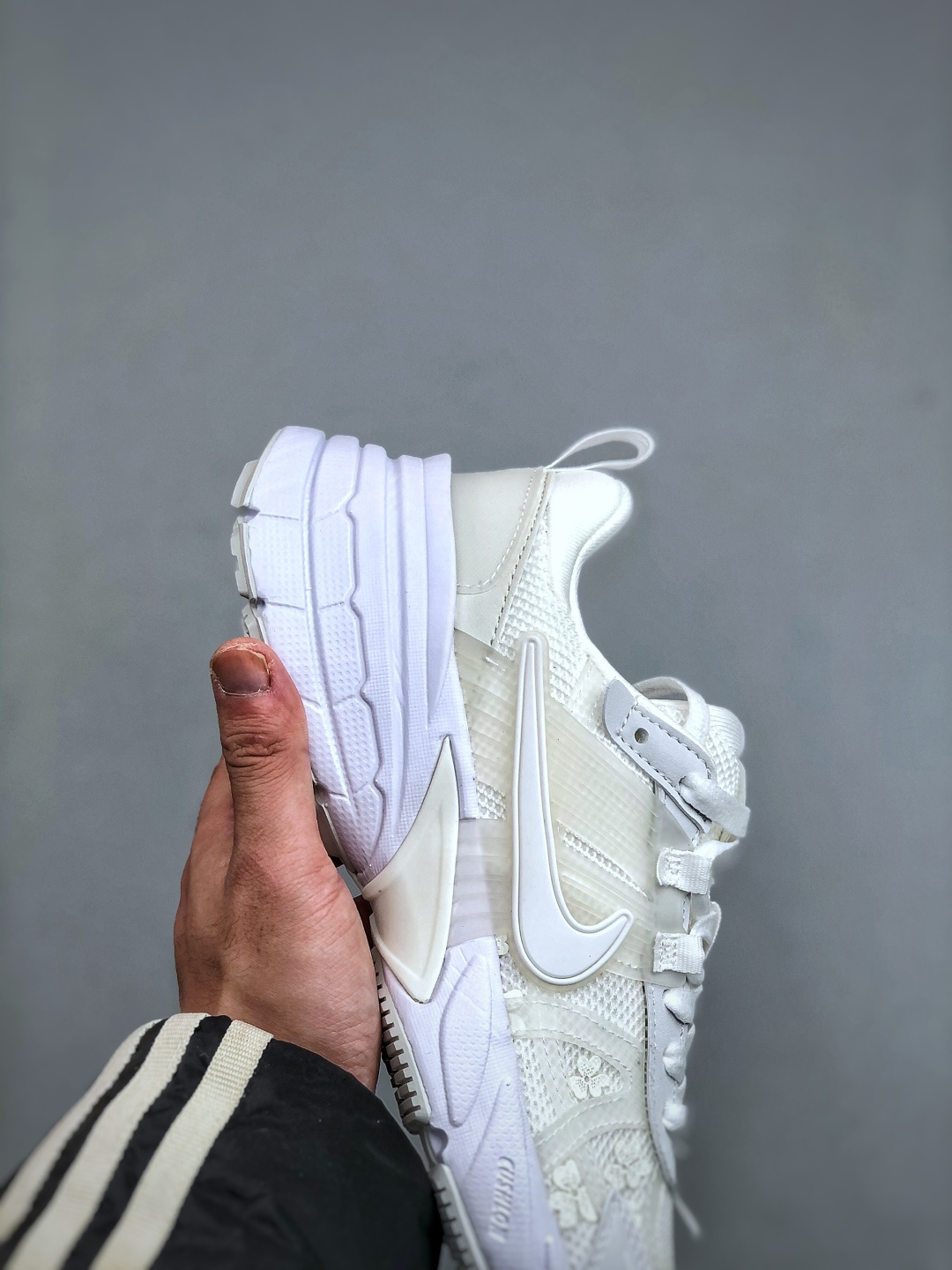 💰220 Nike V2K Run 减震防滑复古低帮跑步鞋 HJ5269 100
#鞋款被命名为 Runtekk 设计上借鉴了 2000 年的跑鞋风格 简练又有复古运动气质 材质上使用大面积网眼、皮革、TPU 组成 支撑和透气性肯定不错 中底处由 Cushlon 泡绵打造 保证在压马路时可以提供优秀脚感 并通过一手做旧氧化效果突出复古感 中底造型很容易让大家联想到巴黎世家3XL 增高效果同样不能忽视 尺码：35-41（半）