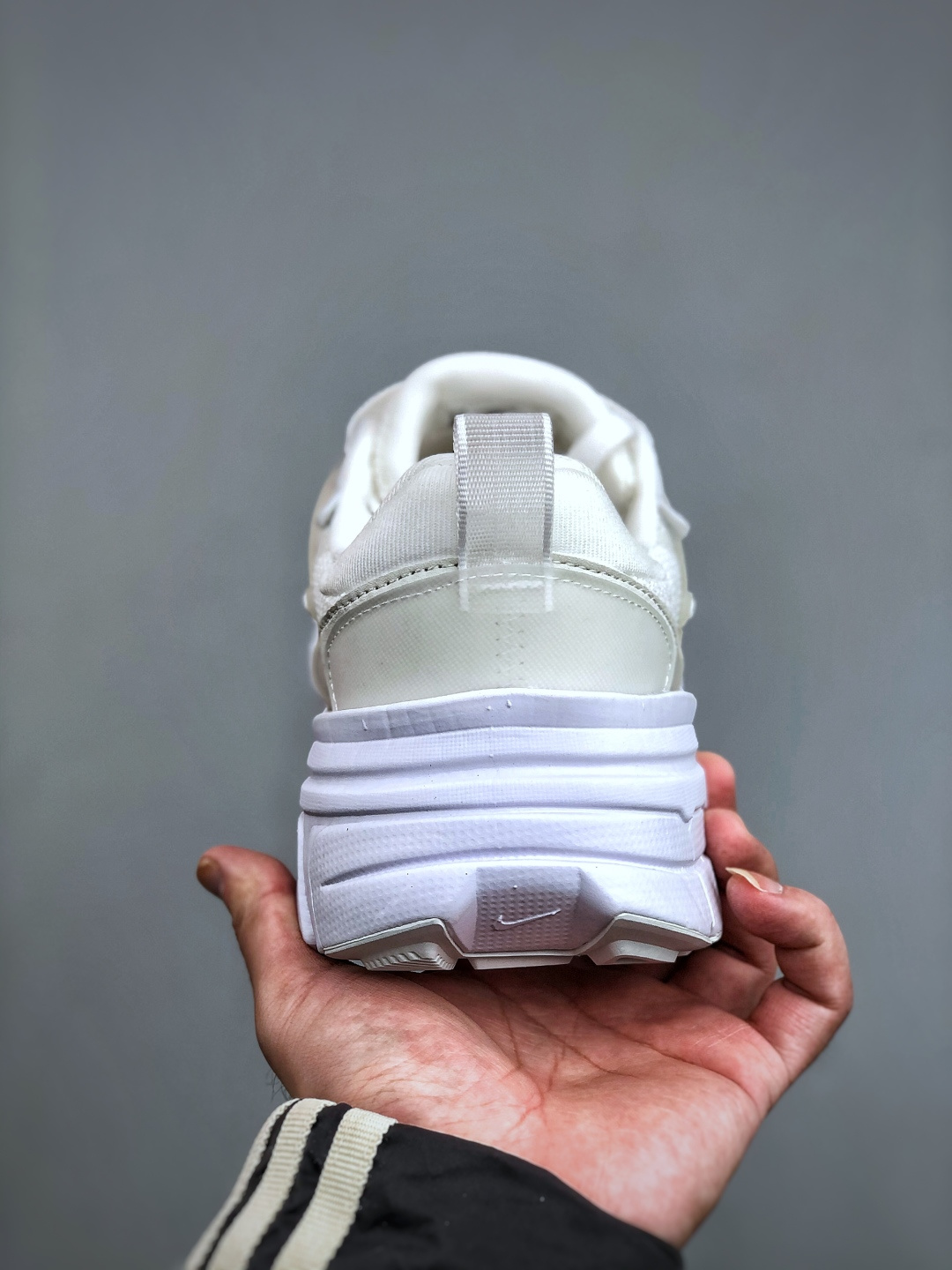 💰220 Nike V2K Run 减震防滑复古低帮跑步鞋 HJ5269 100
#鞋款被命名为 Runtekk 设计上借鉴了 2000 年的跑鞋风格 简练又有复古运动气质 材质上使用大面积网眼、皮革、TPU 组成 支撑和透气性肯定不错 中底处由 Cushlon 泡绵打造 保证在压马路时可以提供优秀脚感 并通过一手做旧氧化效果突出复古感 中底造型很容易让大家联想到巴黎世家3XL 增高效果同样不能忽视 尺码：35-41（半）