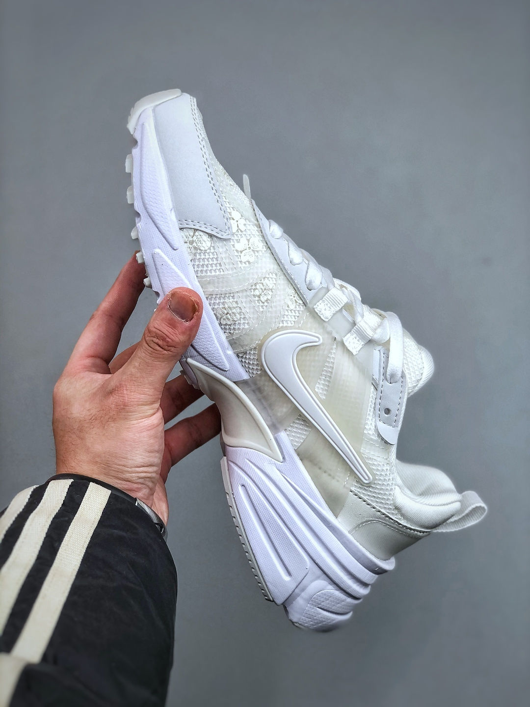 💰220 Nike V2K Run 减震防滑复古低帮跑步鞋 HJ5269 100
#鞋款被命名为 Runtekk 设计上借鉴了 2000 年的跑鞋风格 简练又有复古运动气质 材质上使用大面积网眼、皮革、TPU 组成 支撑和透气性肯定不错 中底处由 Cushlon 泡绵打造 保证在压马路时可以提供优秀脚感 并通过一手做旧氧化效果突出复古感 中底造型很容易让大家联想到巴黎世家3XL 增高效果同样不能忽视 尺码：35-41（半）