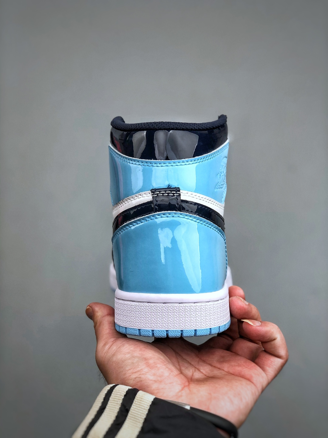 💰260支持放店K  Nike Air Jordan 1 Retro High OG 乔丹1代高帮黑白蓝
原装纸板原楦开发 极致鞋型一眼正即视感
#独家私模原档案开模，自动区别市面版本
#全鞋采用东莞头层皮，用料绝不含糊
#飞翼3D高频立体感十足 细节全方面到位
#全鞋电脑车线 顶级工艺 完美清洁度
货号: CD0461 401  尺码：36-47（半）