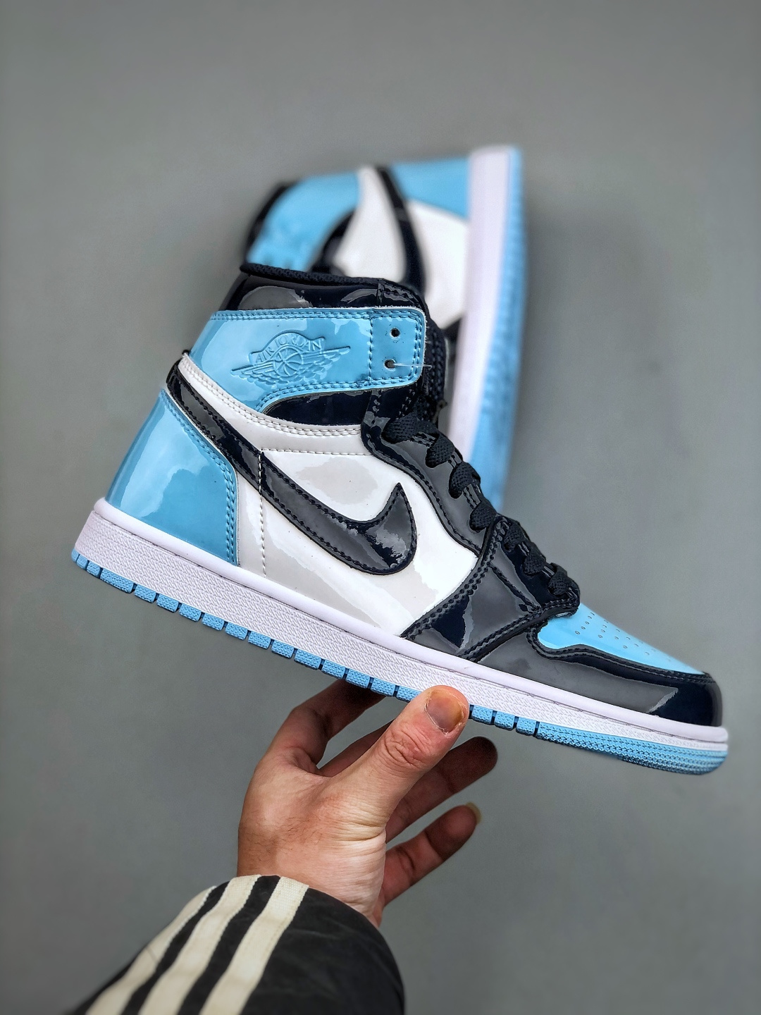 💰260支持放店K  Nike Air Jordan 1 Retro High OG 乔丹1代高帮黑白蓝
原装纸板原楦开发 极致鞋型一眼正即视感
#独家私模原档案开模，自动区别市面版本
#全鞋采用东莞头层皮，用料绝不含糊
#飞翼3D高频立体感十足 细节全方面到位
#全鞋电脑车线 顶级工艺 完美清洁度
货号: CD0461 401  尺码：36-47（半）