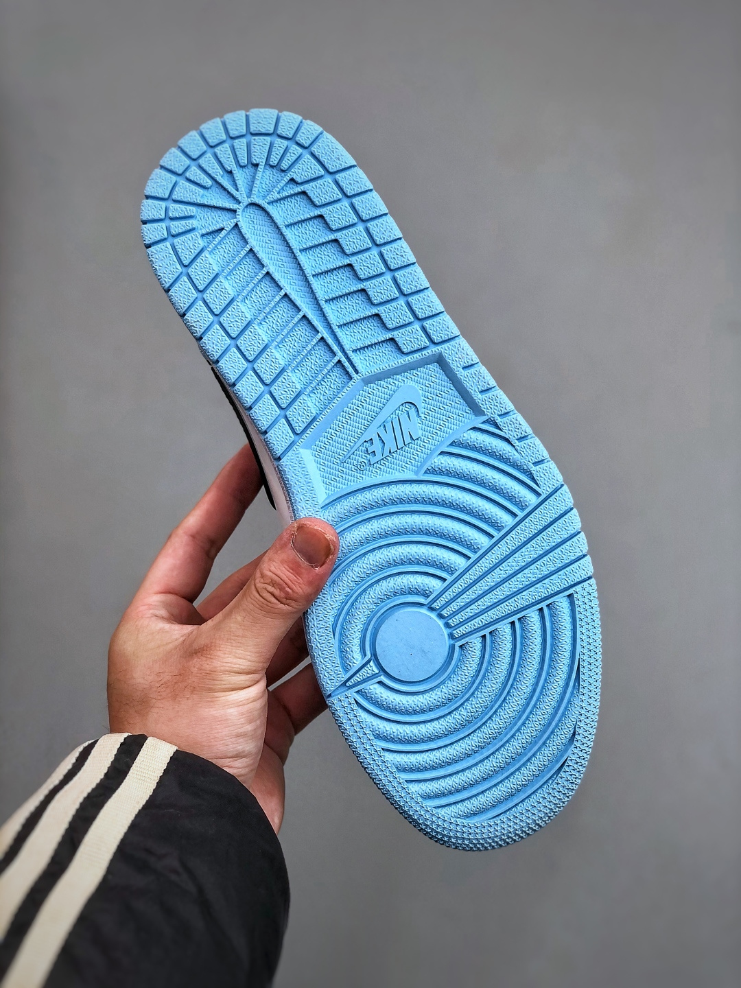 💰260支持放店K  Nike Air Jordan 1 Retro High OG 乔丹1代高帮黑白蓝
原装纸板原楦开发 极致鞋型一眼正即视感
#独家私模原档案开模，自动区别市面版本
#全鞋采用东莞头层皮，用料绝不含糊
#飞翼3D高频立体感十足 细节全方面到位
#全鞋电脑车线 顶级工艺 完美清洁度
货号: CD0461 401  尺码：36-47（半）