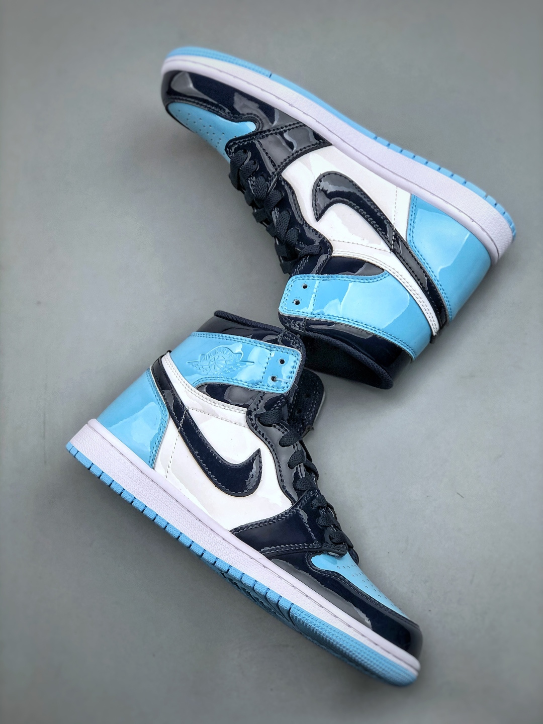 💰260支持放店K  Nike Air Jordan 1 Retro High OG 乔丹1代高帮黑白蓝
原装纸板原楦开发 极致鞋型一眼正即视感
#独家私模原档案开模，自动区别市面版本
#全鞋采用东莞头层皮，用料绝不含糊
#飞翼3D高频立体感十足 细节全方面到位
#全鞋电脑车线 顶级工艺 完美清洁度
货号: CD0461 401  尺码：36-47（半）