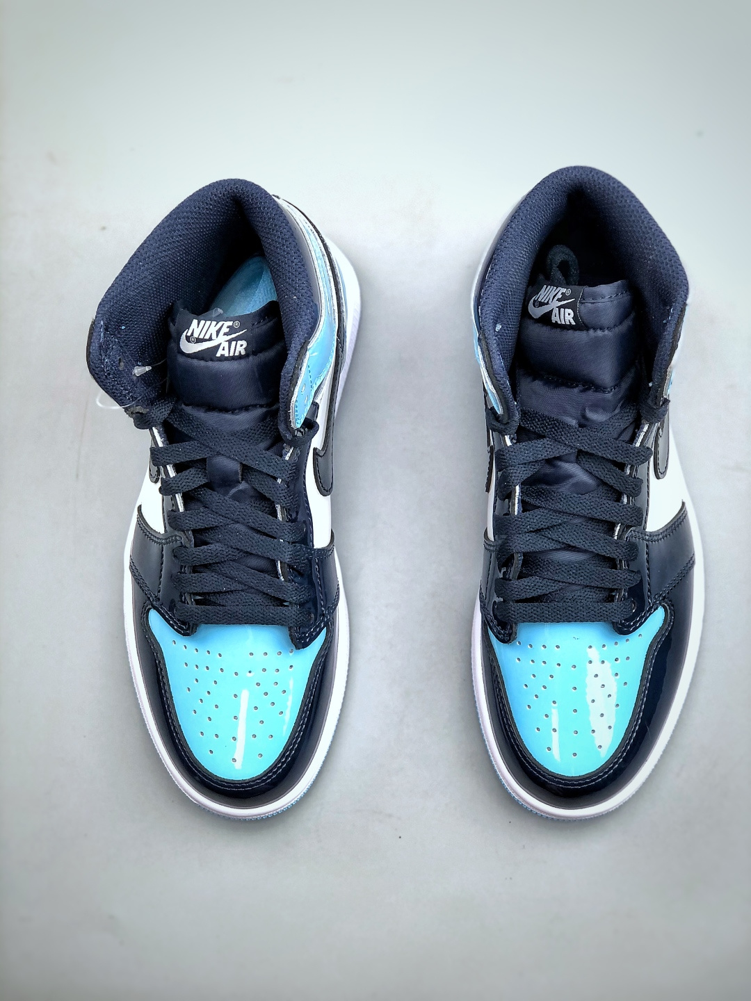 💰260支持放店K  Nike Air Jordan 1 Retro High OG 乔丹1代高帮黑白蓝
原装纸板原楦开发 极致鞋型一眼正即视感
#独家私模原档案开模，自动区别市面版本
#全鞋采用东莞头层皮，用料绝不含糊
#飞翼3D高频立体感十足 细节全方面到位
#全鞋电脑车线 顶级工艺 完美清洁度
货号: CD0461 401  尺码：36-47（半）