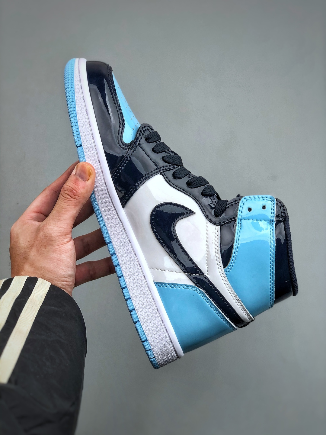 💰260支持放店K  Nike Air Jordan 1 Retro High OG 乔丹1代高帮黑白蓝
原装纸板原楦开发 极致鞋型一眼正即视感
#独家私模原档案开模，自动区别市面版本
#全鞋采用东莞头层皮，用料绝不含糊
#飞翼3D高频立体感十足 细节全方面到位
#全鞋电脑车线 顶级工艺 完美清洁度
货号: CD0461 401  尺码：36-47（半）