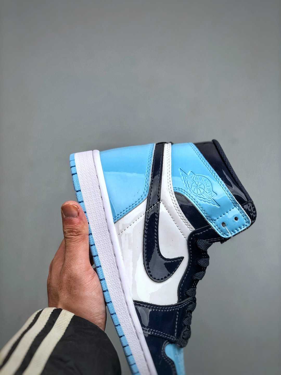 💰260支持放店K  Nike Air Jordan 1 Retro High OG 乔丹1代高帮黑白蓝
原装纸板原楦开发 极致鞋型一眼正即视感
#独家私模原档案开模，自动区别市面版本
#全鞋采用东莞头层皮，用料绝不含糊
#飞翼3D高频立体感十足 细节全方面到位
#全鞋电脑车线 顶级工艺 完美清洁度
货号: CD0461 401  尺码：36-47（半）