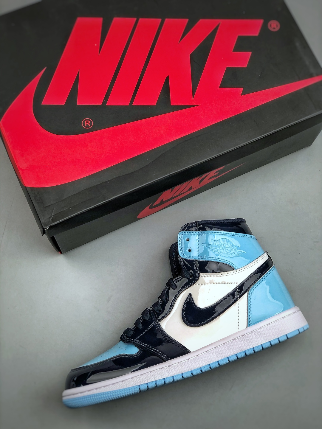 💰260支持放店K  Nike Air Jordan 1 Retro High OG 乔丹1代高帮黑白蓝
原装纸板原楦开发 极致鞋型一眼正即视感
#独家私模原档案开模，自动区别市面版本
#全鞋采用东莞头层皮，用料绝不含糊
#飞翼3D高频立体感十足 细节全方面到位
#全鞋电脑车线 顶级工艺 完美清洁度
货号: CD0461 401  尺码：36-47（半）