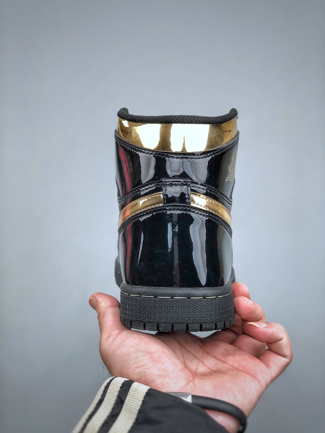 💰260支持放店K  Nike Air Jordan 1 Retro High OG 乔丹1代高帮黑金
原装纸板原楦开发 极致鞋型一眼正即视感
#独家私模原档案开模，自动区别市面版本
#全鞋采用东莞头层皮，用料绝不含糊
#飞翼3D高频立体感十足 细节全方面到位
#全鞋电脑车线 顶级工艺 完美清洁度
货号: 555088 032   尺码：36-47（半）