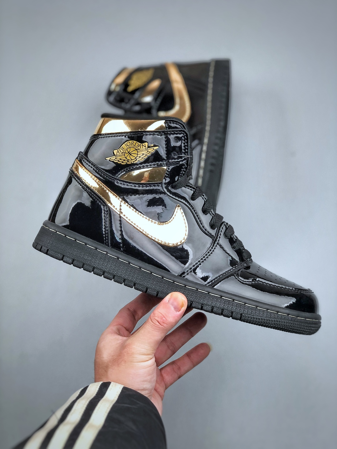 💰260支持放店K  Nike Air Jordan 1 Retro High OG 乔丹1代高帮黑金
原装纸板原楦开发 极致鞋型一眼正即视感
#独家私模原档案开模，自动区别市面版本
#全鞋采用东莞头层皮，用料绝不含糊
#飞翼3D高频立体感十足 细节全方面到位
#全鞋电脑车线 顶级工艺 完美清洁度
货号: 555088 032   尺码：36-47（半）