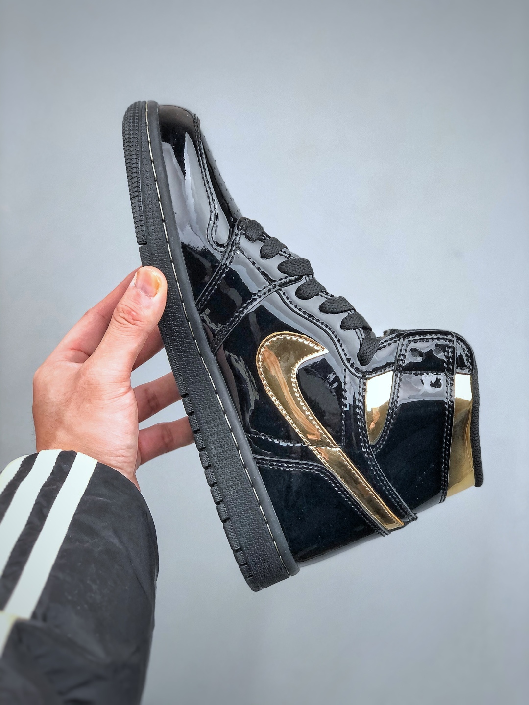 💰260支持放店K  Nike Air Jordan 1 Retro High OG 乔丹1代高帮黑金
原装纸板原楦开发 极致鞋型一眼正即视感
#独家私模原档案开模，自动区别市面版本
#全鞋采用东莞头层皮，用料绝不含糊
#飞翼3D高频立体感十足 细节全方面到位
#全鞋电脑车线 顶级工艺 完美清洁度
货号: 555088 032   尺码：36-47（半）