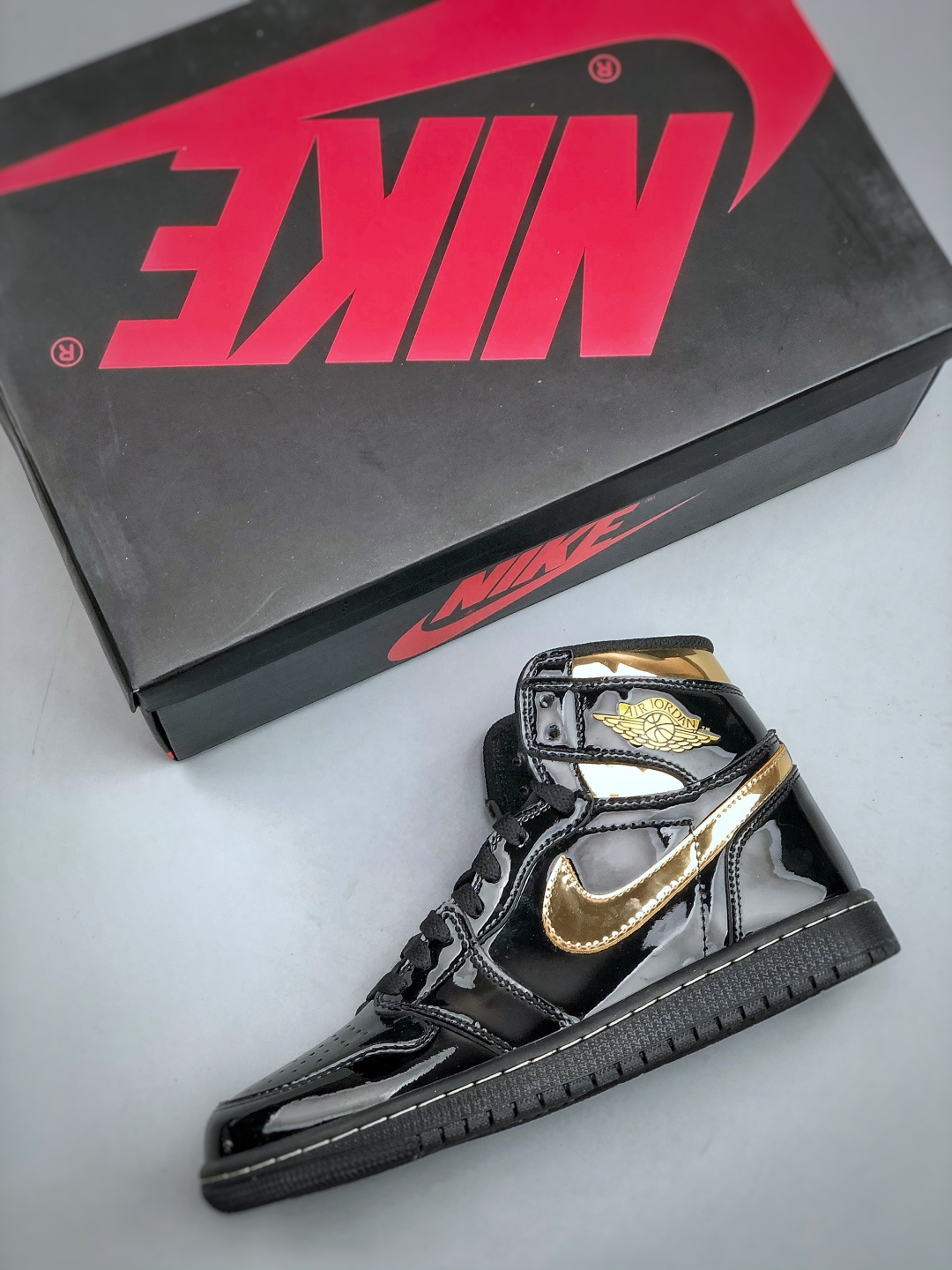 💰260支持放店K  Nike Air Jordan 1 Retro High OG 乔丹1代高帮黑金
原装纸板原楦开发 极致鞋型一眼正即视感
#独家私模原档案开模，自动区别市面版本
#全鞋采用东莞头层皮，用料绝不含糊
#飞翼3D高频立体感十足 细节全方面到位
#全鞋电脑车线 顶级工艺 完美清洁度
货号: 555088 032   尺码：36-47（半）