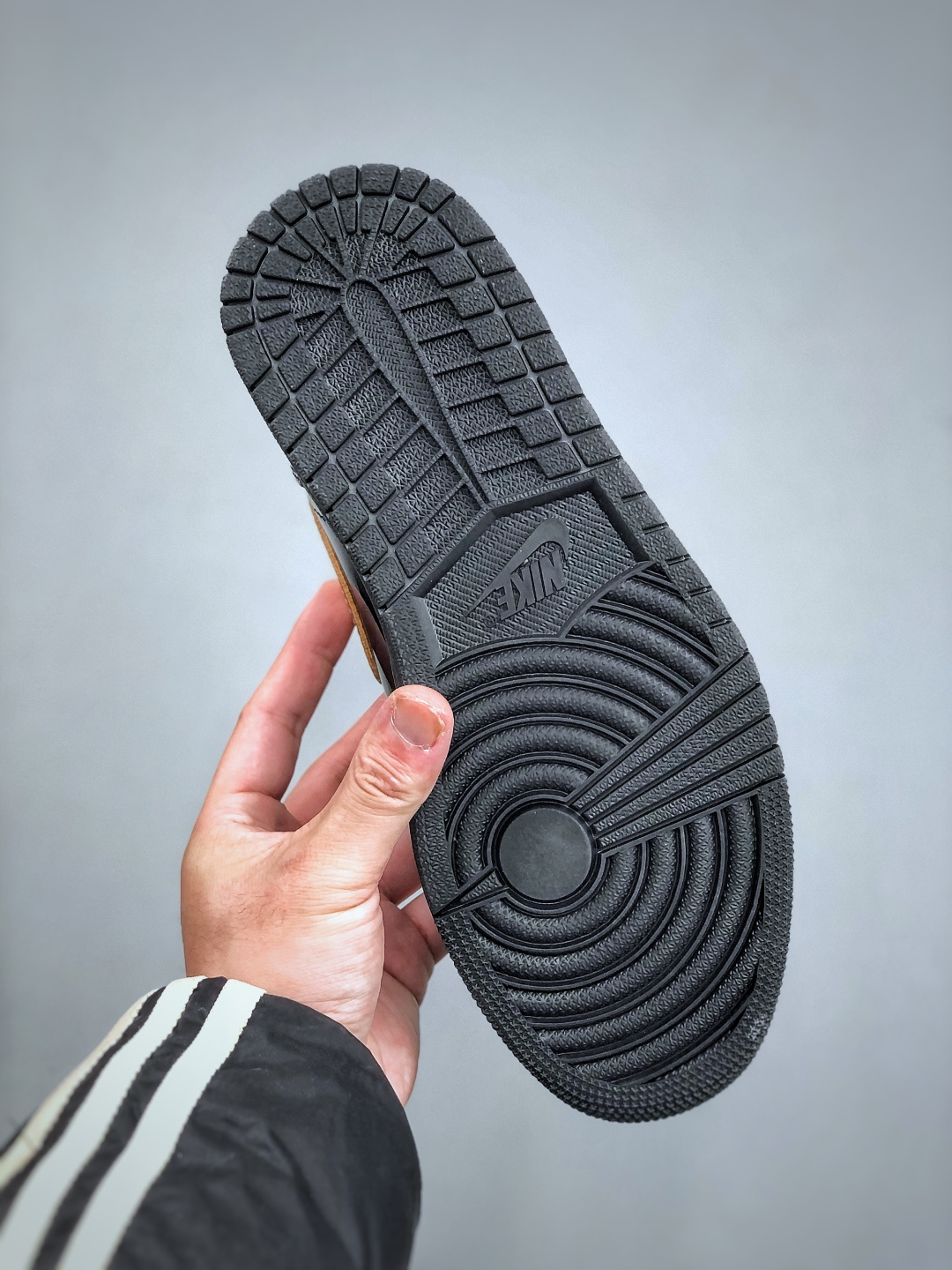 💰260支持放店K  Nike Air Jordan 1 Retro High OG 乔丹1代高帮黑金
原装纸板原楦开发 极致鞋型一眼正即视感
#独家私模原档案开模，自动区别市面版本
#全鞋采用东莞头层皮，用料绝不含糊
#飞翼3D高频立体感十足 细节全方面到位
#全鞋电脑车线 顶级工艺 完美清洁度
货号: 555088 032   尺码：36-47（半）