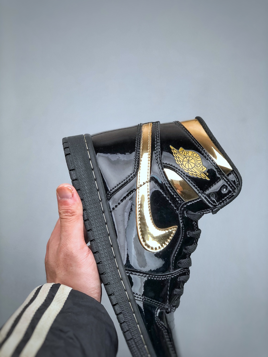 💰260支持放店K  Nike Air Jordan 1 Retro High OG 乔丹1代高帮黑金
原装纸板原楦开发 极致鞋型一眼正即视感
#独家私模原档案开模，自动区别市面版本
#全鞋采用东莞头层皮，用料绝不含糊
#飞翼3D高频立体感十足 细节全方面到位
#全鞋电脑车线 顶级工艺 完美清洁度
货号: 555088 032   尺码：36-47（半）