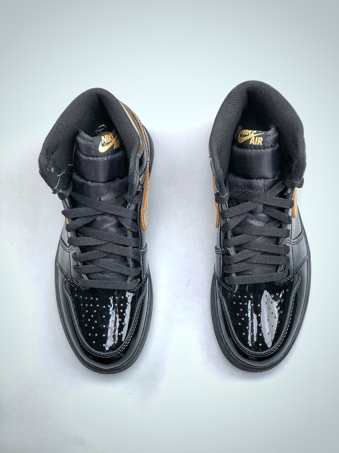 💰260支持放店K  Nike Air Jordan 1 Retro High OG 乔丹1代高帮黑金
原装纸板原楦开发 极致鞋型一眼正即视感
#独家私模原档案开模，自动区别市面版本
#全鞋采用东莞头层皮，用料绝不含糊
#飞翼3D高频立体感十足 细节全方面到位
#全鞋电脑车线 顶级工艺 完美清洁度
货号: 555088 032   尺码：36-47（半）