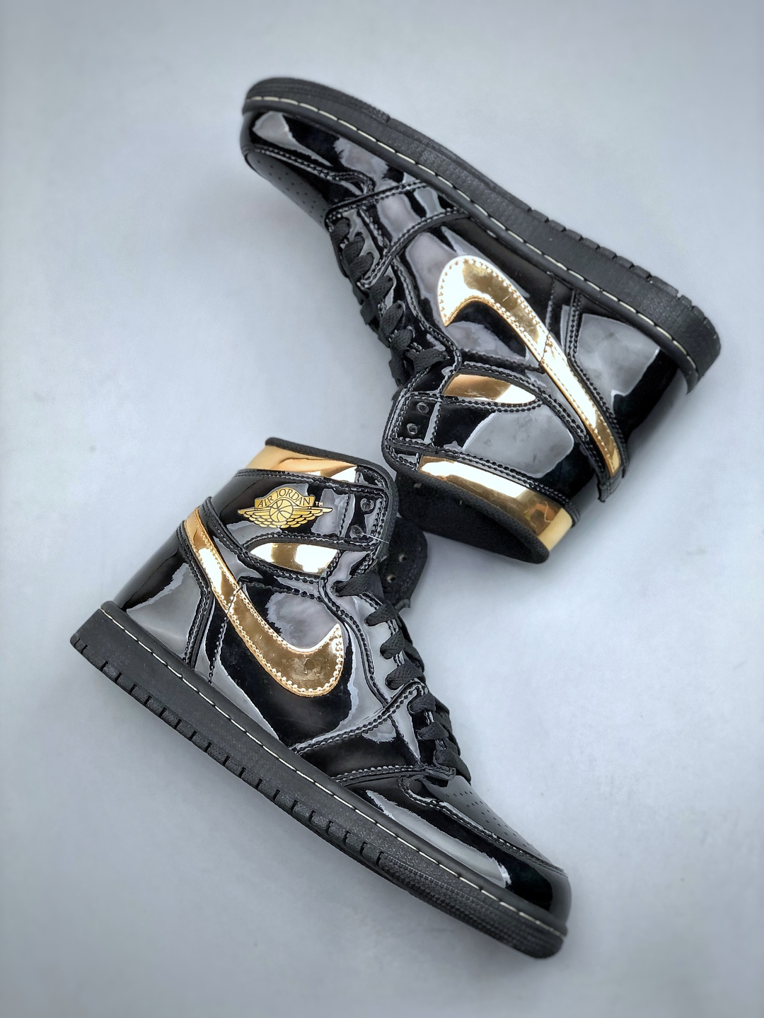 💰260支持放店K  Nike Air Jordan 1 Retro High OG 乔丹1代高帮黑金
原装纸板原楦开发 极致鞋型一眼正即视感
#独家私模原档案开模，自动区别市面版本
#全鞋采用东莞头层皮，用料绝不含糊
#飞翼3D高频立体感十足 细节全方面到位
#全鞋电脑车线 顶级工艺 完美清洁度
货号: 555088 032   尺码：36-47（半）