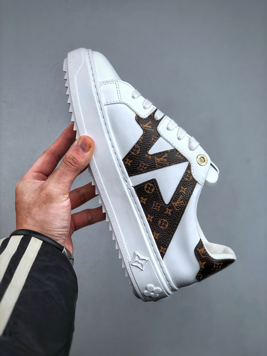 380 Louis Vuitton New Arrival 系列 LV Time Out 情侣小白鞋小白鞋正统线条干净