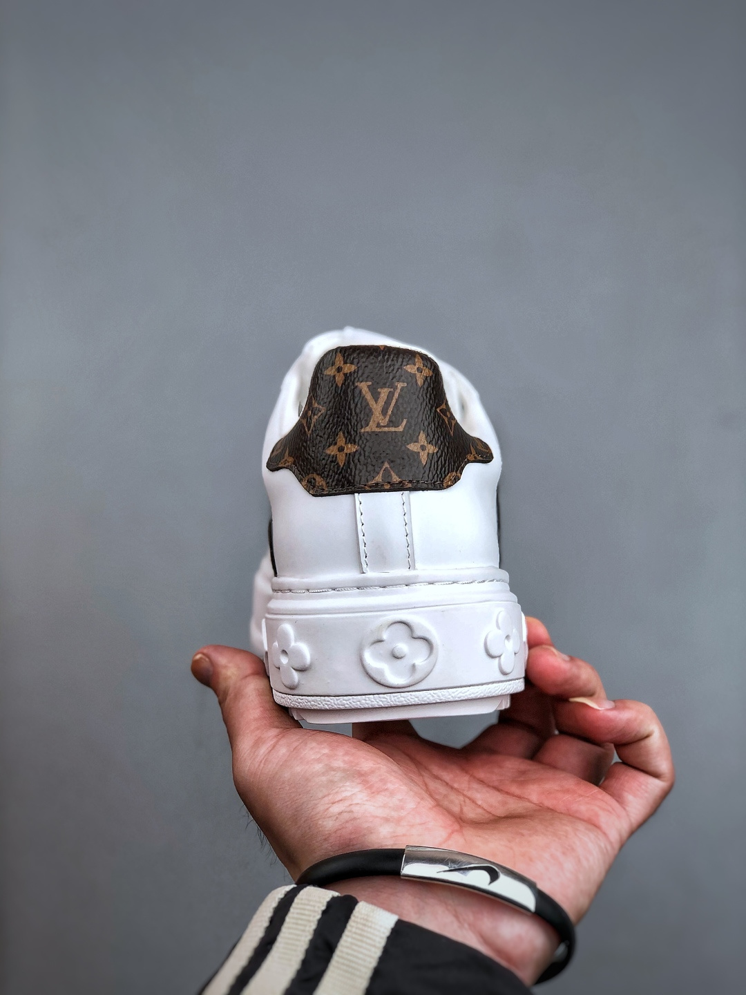 380 Louis Vuitton New Arrival 系列 LV Time Out 情侣小白鞋小白鞋正统线条干净