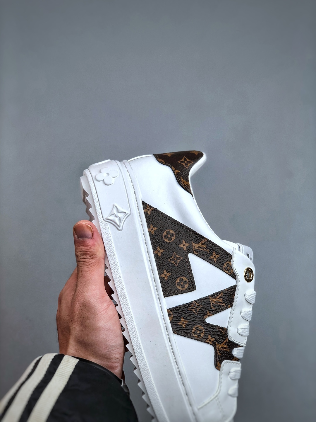 380 Louis Vuitton New Arrival 系列 LV Time Out 情侣小白鞋小白鞋正统线条干净