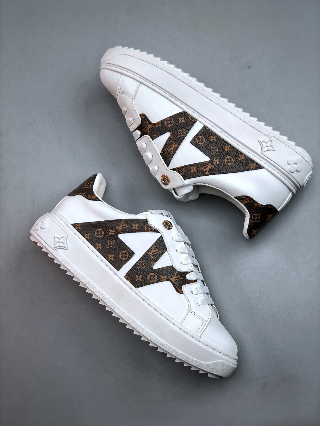380 Louis Vuitton New Arrival 系列 LV Time Out 情侣小白鞋小白鞋正统线条干净