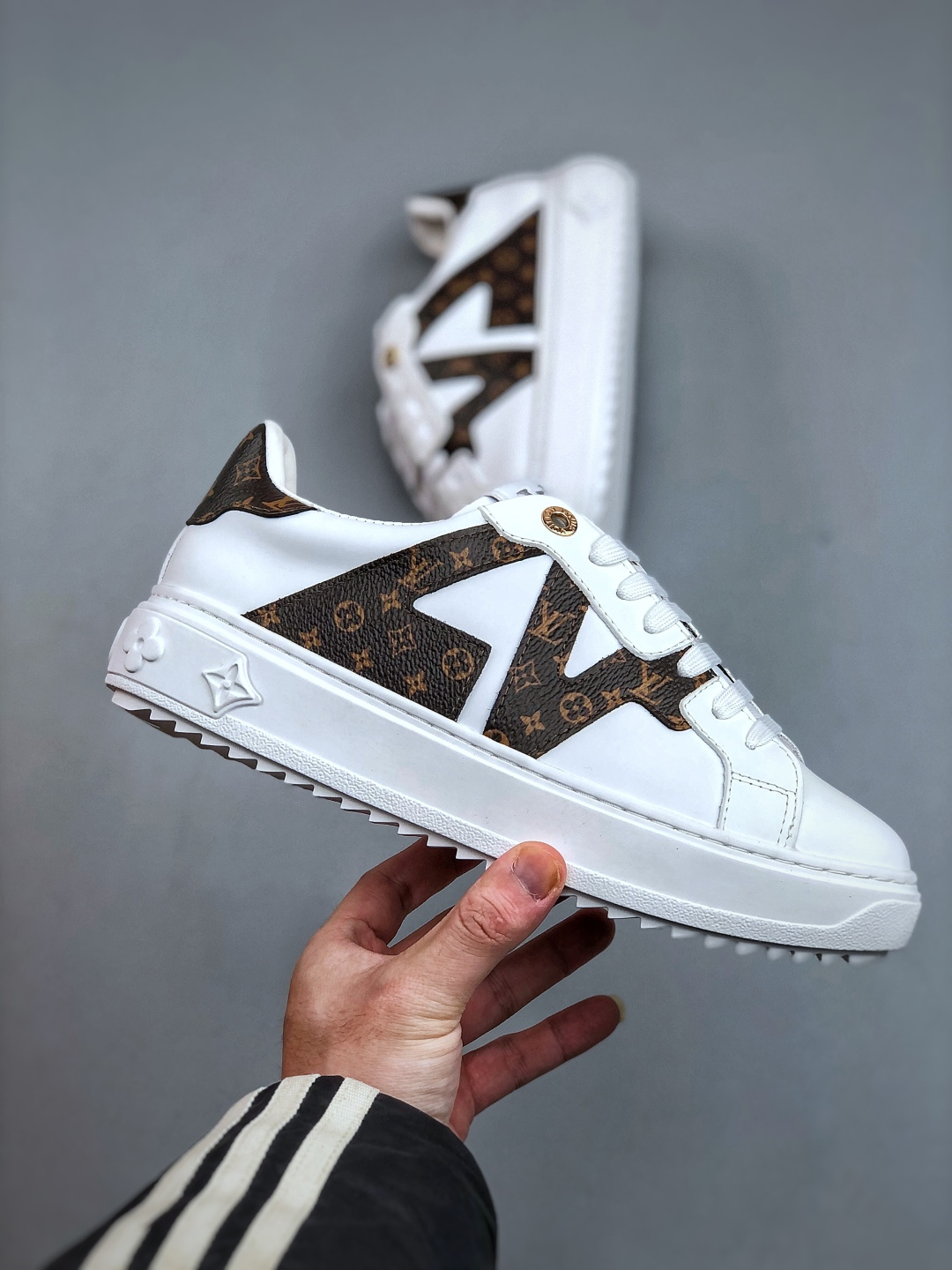 380 Louis Vuitton New Arrival 系列 LV Time Out 情侣小白鞋小白鞋正统线条干净