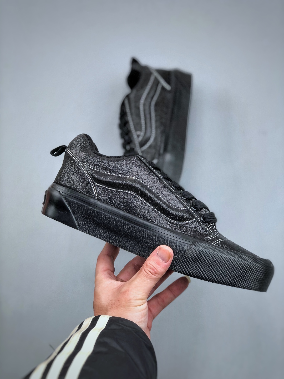 💰180
Vans Knu Skool 经典舒适 支撑 低帮 板鞋  黑白我真的要被这个鞋迷住啦‼️‼️
是少女的甜，也是街头的酷麂皮质感很高级，细节里都是质感搭配牛仔裤，是随性自在的日常配小裙子，又多了几分甜酷反差一双鞋，把风格玩出两种味道
尺码：35 36 36.5 37 38 38.5 39 40 40.5 41 42 42.5 43 44 45