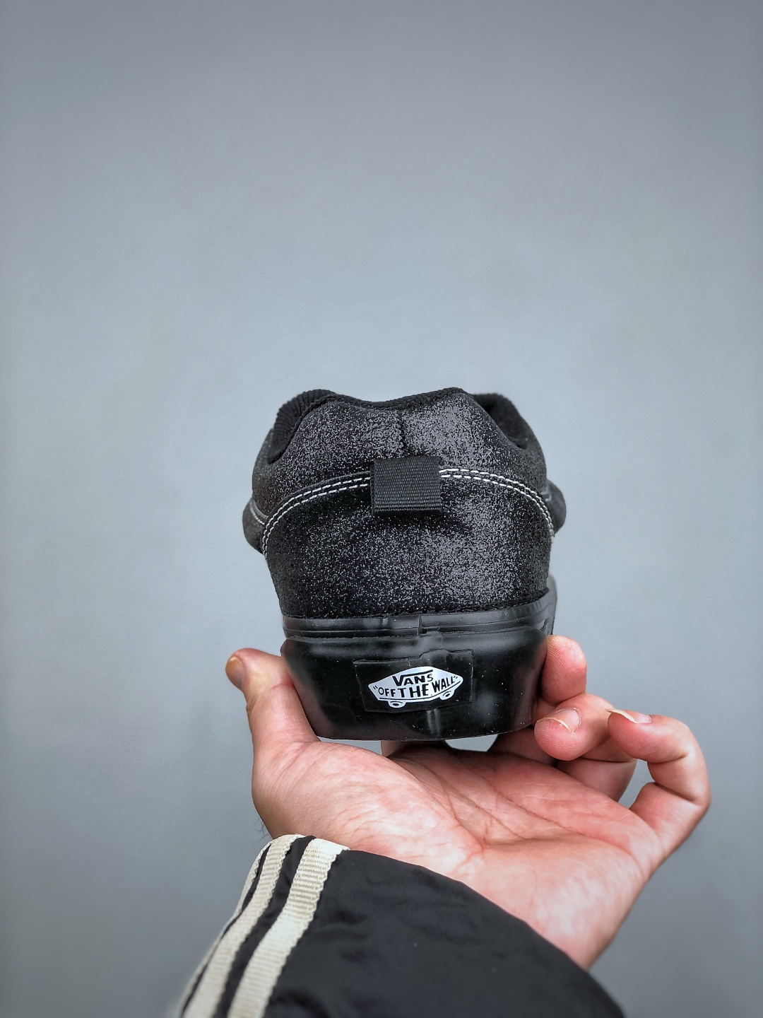 💰180
Vans Knu Skool 经典舒适 支撑 低帮 板鞋  黑白我真的要被这个鞋迷住啦‼️‼️
是少女的甜，也是街头的酷麂皮质感很高级，细节里都是质感搭配牛仔裤，是随性自在的日常配小裙子，又多了几分甜酷反差一双鞋，把风格玩出两种味道
尺码：35 36 36.5 37 38 38.5 39 40 40.5 41 42 42.5 43 44 45