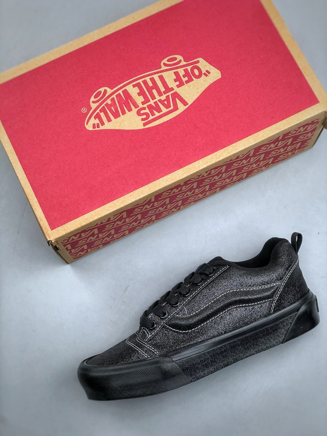 💰180
Vans Knu Skool 经典舒适 支撑 低帮 板鞋  黑白我真的要被这个鞋迷住啦‼️‼️
是少女的甜，也是街头的酷麂皮质感很高级，细节里都是质感搭配牛仔裤，是随性自在的日常配小裙子，又多了几分甜酷反差一双鞋，把风格玩出两种味道
尺码：35 36 36.5 37 38 38.5 39 40 40.5 41 42 42.5 43 44 45