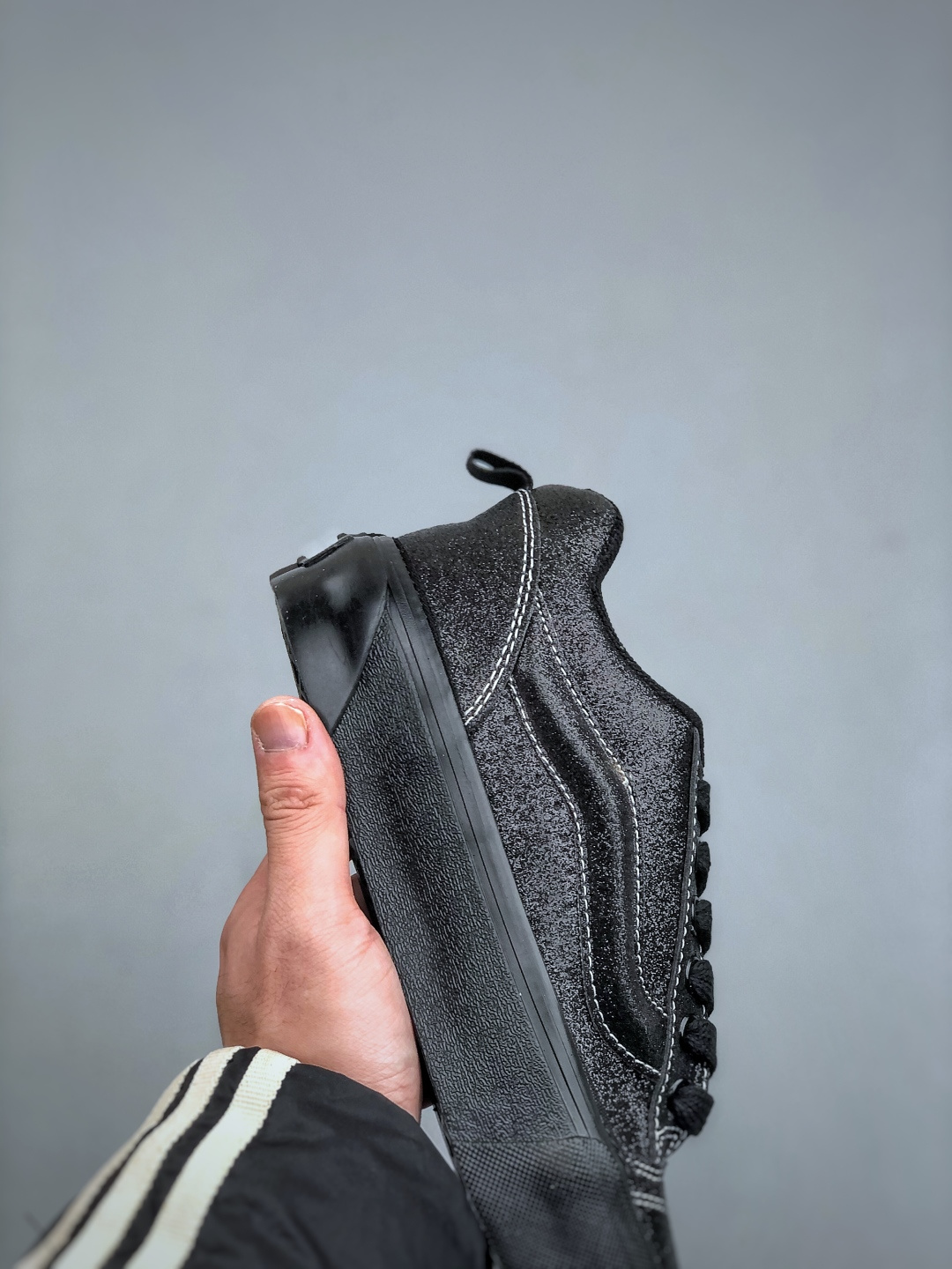 💰180
Vans Knu Skool 经典舒适 支撑 低帮 板鞋  黑白我真的要被这个鞋迷住啦‼️‼️
是少女的甜，也是街头的酷麂皮质感很高级，细节里都是质感搭配牛仔裤，是随性自在的日常配小裙子，又多了几分甜酷反差一双鞋，把风格玩出两种味道
尺码：35 36 36.5 37 38 38.5 39 40 40.5 41 42 42.5 43 44 45