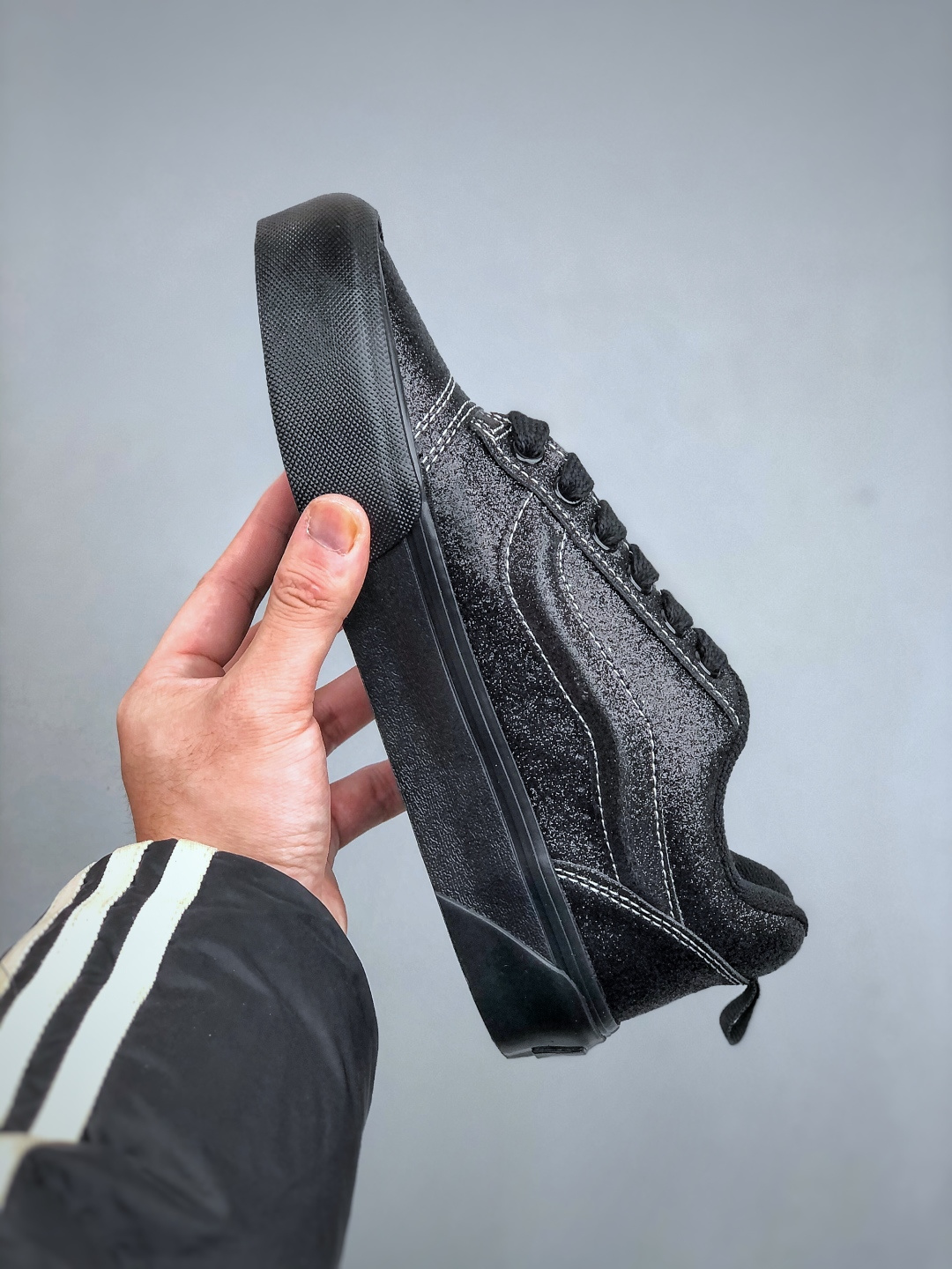 💰180
Vans Knu Skool 经典舒适 支撑 低帮 板鞋  黑白我真的要被这个鞋迷住啦‼️‼️
是少女的甜，也是街头的酷麂皮质感很高级，细节里都是质感搭配牛仔裤，是随性自在的日常配小裙子，又多了几分甜酷反差一双鞋，把风格玩出两种味道
尺码：35 36 36.5 37 38 38.5 39 40 40.5 41 42 42.5 43 44 45