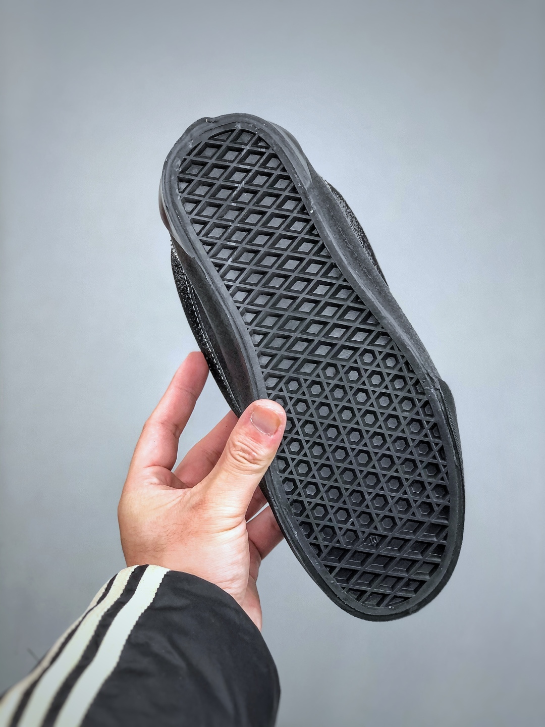 💰180
Vans Knu Skool 经典舒适 支撑 低帮 板鞋  黑白我真的要被这个鞋迷住啦‼️‼️
是少女的甜，也是街头的酷麂皮质感很高级，细节里都是质感搭配牛仔裤，是随性自在的日常配小裙子，又多了几分甜酷反差一双鞋，把风格玩出两种味道
尺码：35 36 36.5 37 38 38.5 39 40 40.5 41 42 42.5 43 44 45