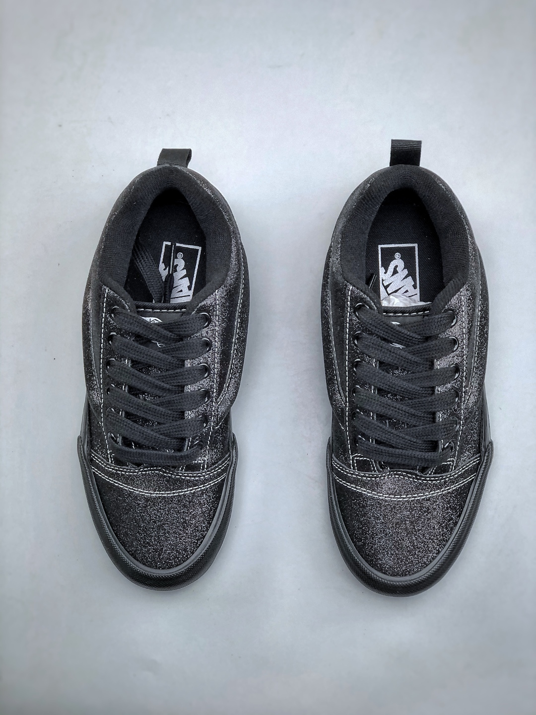 💰180
Vans Knu Skool 经典舒适 支撑 低帮 板鞋  黑白我真的要被这个鞋迷住啦‼️‼️
是少女的甜，也是街头的酷麂皮质感很高级，细节里都是质感搭配牛仔裤，是随性自在的日常配小裙子，又多了几分甜酷反差一双鞋，把风格玩出两种味道
尺码：35 36 36.5 37 38 38.5 39 40 40.5 41 42 42.5 43 44 45