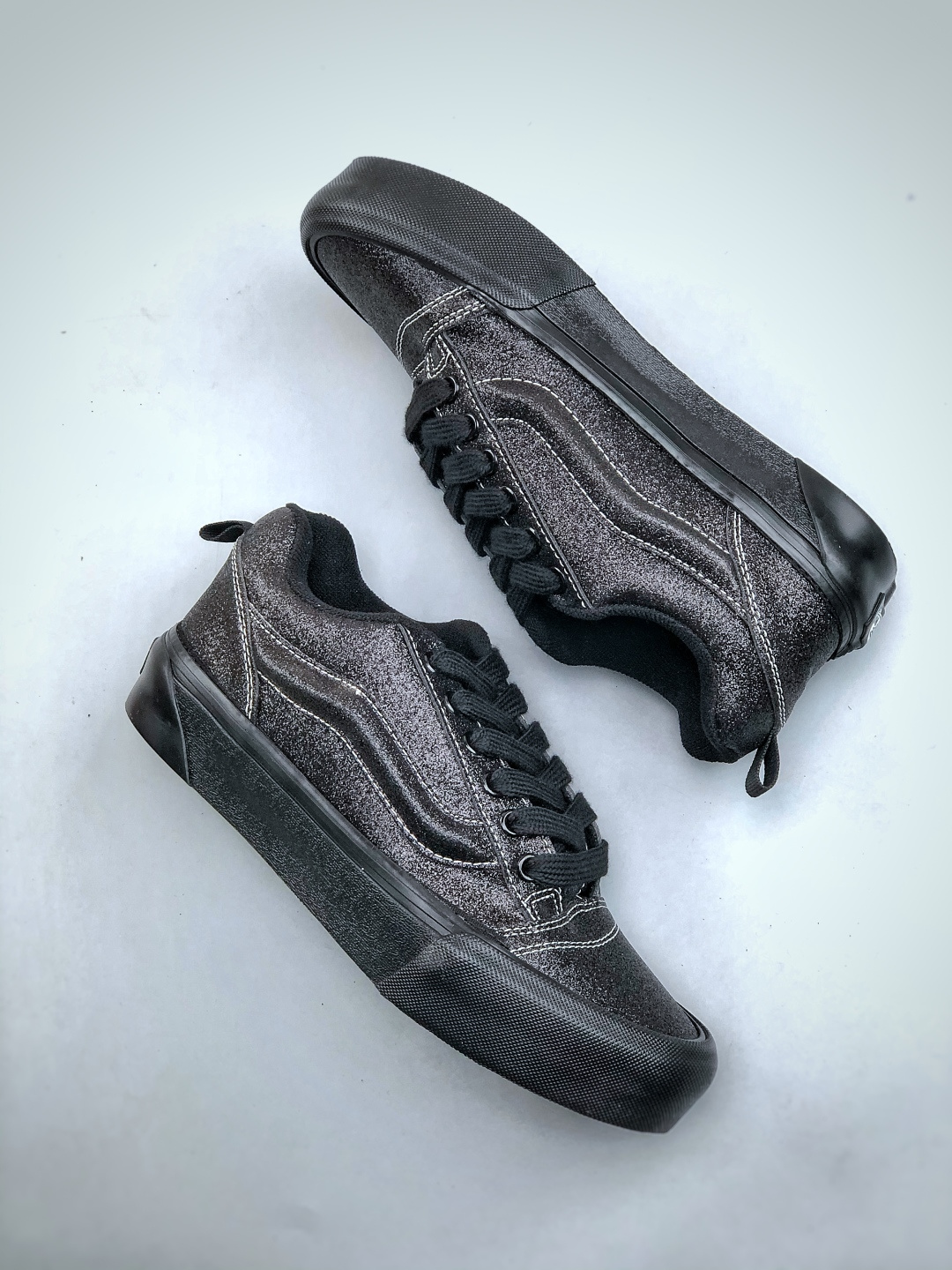 💰180
Vans Knu Skool 经典舒适 支撑 低帮 板鞋  黑白我真的要被这个鞋迷住啦‼️‼️
是少女的甜，也是街头的酷麂皮质感很高级，细节里都是质感搭配牛仔裤，是随性自在的日常配小裙子，又多了几分甜酷反差一双鞋，把风格玩出两种味道
尺码：35 36 36.5 37 38 38.5 39 40 40.5 41 42 42.5 43 44 45