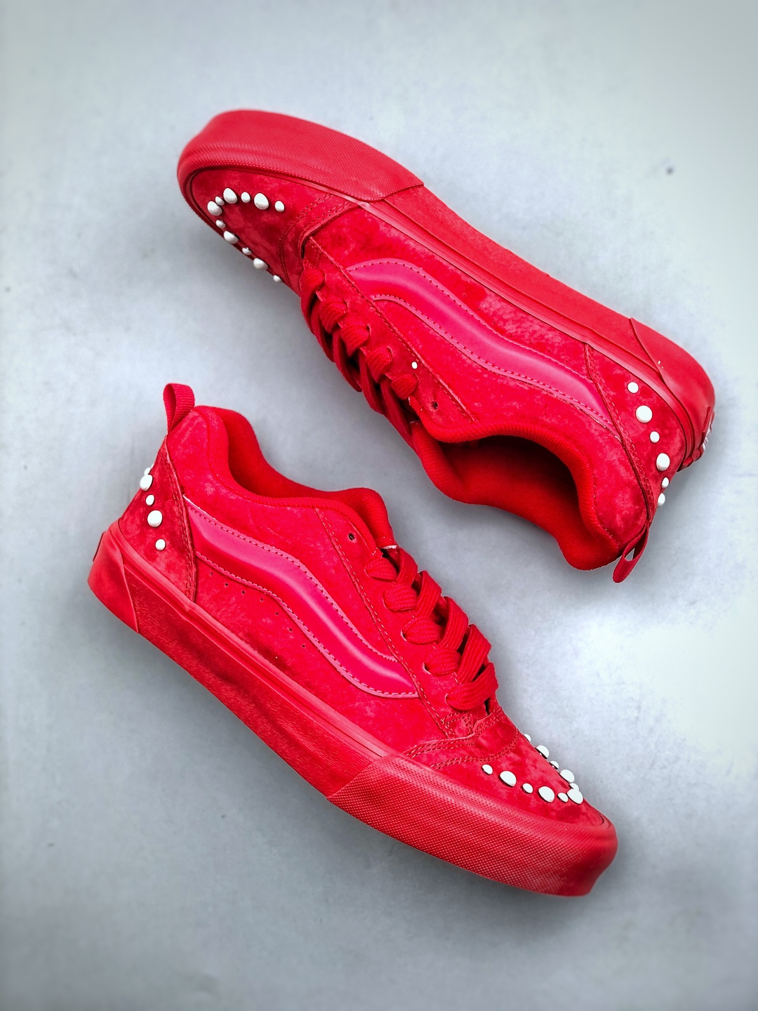 💰180  Vans Knu Skool 经典舒适 支撑 低帮 板鞋 男女同款 黑白我真的要被这个鞋迷住啦‼️‼️
珍珠铆钉+经典黑白这双Vans简直把甜酷风焊在脚上了的经典，被珍珠铆钉点亮
是少女的甜，也是街头的酷麂皮质感很高级，细节里都是质感搭配牛仔裤，是随性自在的日常配小裙子，又多了几分甜酷反差一双鞋，把风格玩出两种味道
货号：VN000E9XBLA
颜色：vans面包红色珍珠
尺码：35 36 36.5 37 38 38.5 39 40 40.5 41 42 42.5 43 44 45