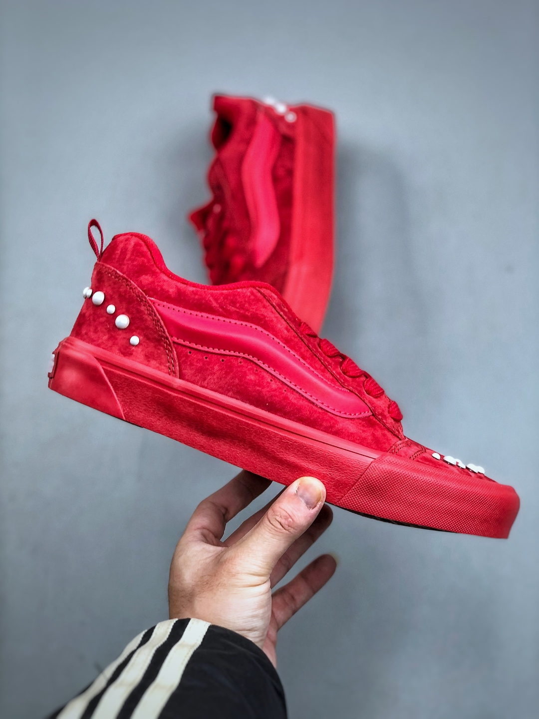 💰180  Vans Knu Skool 经典舒适 支撑 低帮 板鞋 男女同款 黑白我真的要被这个鞋迷住啦‼️‼️
珍珠铆钉+经典黑白这双Vans简直把甜酷风焊在脚上了的经典，被珍珠铆钉点亮
是少女的甜，也是街头的酷麂皮质感很高级，细节里都是质感搭配牛仔裤，是随性自在的日常配小裙子，又多了几分甜酷反差一双鞋，把风格玩出两种味道
货号：VN000E9XBLA
颜色：vans面包红色珍珠
尺码：35 36 36.5 37 38 38.5 39 40 40.5 41 42 42.5 43 44 45