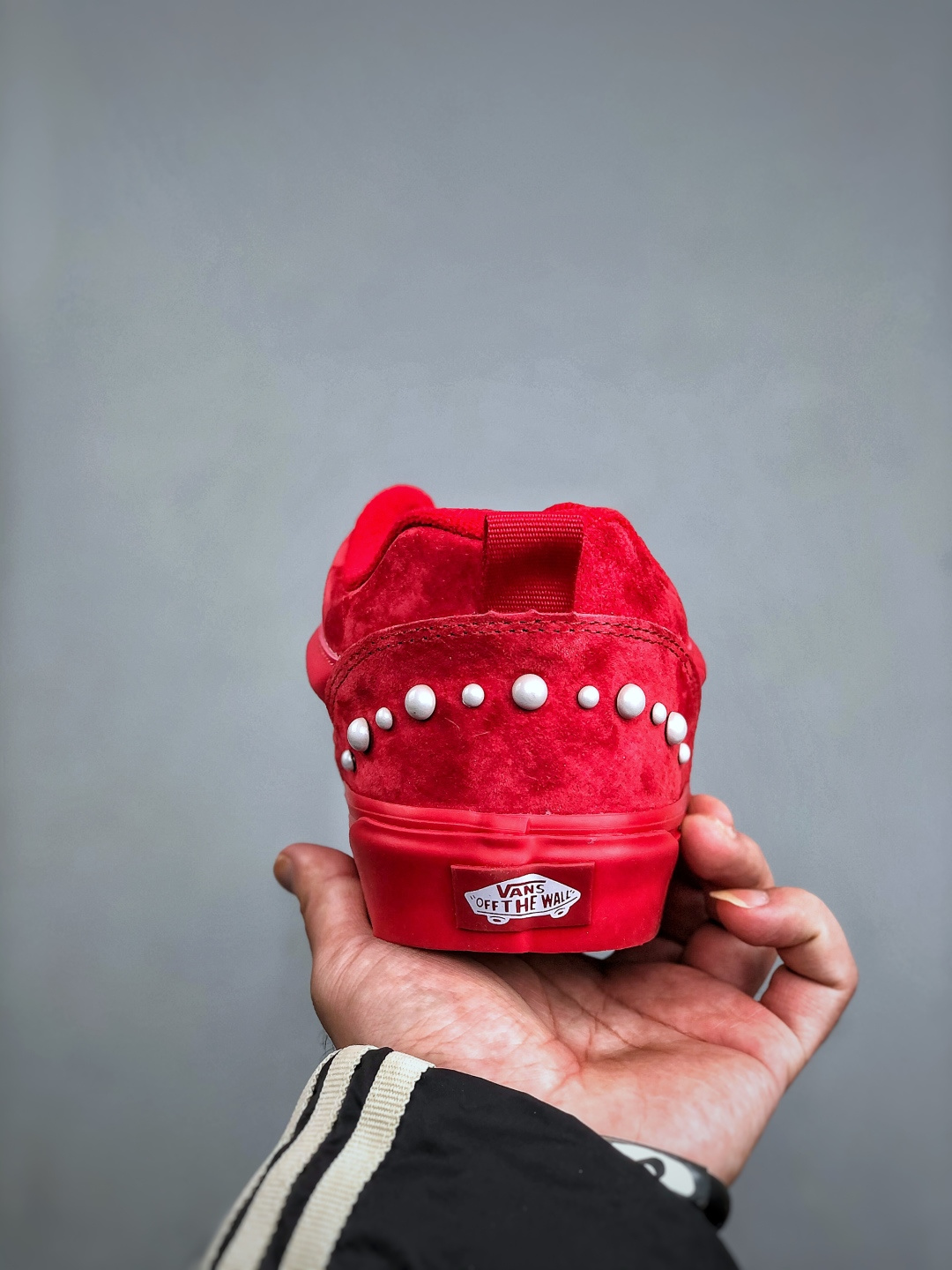 💰180  Vans Knu Skool 经典舒适 支撑 低帮 板鞋 男女同款 黑白我真的要被这个鞋迷住啦‼️‼️
珍珠铆钉+经典黑白这双Vans简直把甜酷风焊在脚上了的经典，被珍珠铆钉点亮
是少女的甜，也是街头的酷麂皮质感很高级，细节里都是质感搭配牛仔裤，是随性自在的日常配小裙子，又多了几分甜酷反差一双鞋，把风格玩出两种味道
货号：VN000E9XBLA
颜色：vans面包红色珍珠
尺码：35 36 36.5 37 38 38.5 39 40 40.5 41 42 42.5 43 44 45