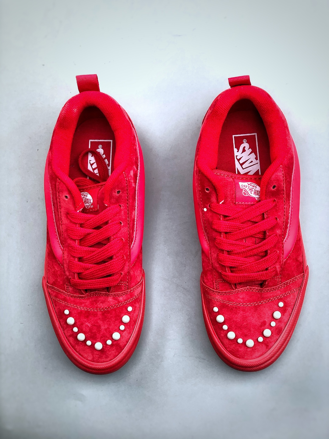 💰180  Vans Knu Skool 经典舒适 支撑 低帮 板鞋 男女同款 黑白我真的要被这个鞋迷住啦‼️‼️
珍珠铆钉+经典黑白这双Vans简直把甜酷风焊在脚上了的经典，被珍珠铆钉点亮
是少女的甜，也是街头的酷麂皮质感很高级，细节里都是质感搭配牛仔裤，是随性自在的日常配小裙子，又多了几分甜酷反差一双鞋，把风格玩出两种味道
货号：VN000E9XBLA
颜色：vans面包红色珍珠
尺码：35 36 36.5 37 38 38.5 39 40 40.5 41 42 42.5 43 44 45