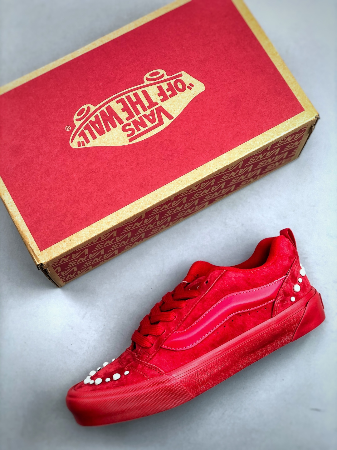 💰180  Vans Knu Skool 经典舒适 支撑 低帮 板鞋 男女同款 黑白我真的要被这个鞋迷住啦‼️‼️
珍珠铆钉+经典黑白这双Vans简直把甜酷风焊在脚上了的经典，被珍珠铆钉点亮
是少女的甜，也是街头的酷麂皮质感很高级，细节里都是质感搭配牛仔裤，是随性自在的日常配小裙子，又多了几分甜酷反差一双鞋，把风格玩出两种味道
货号：VN000E9XBLA
颜色：vans面包红色珍珠
尺码：35 36 36.5 37 38 38.5 39 40 40.5 41 42 42.5 43 44 45