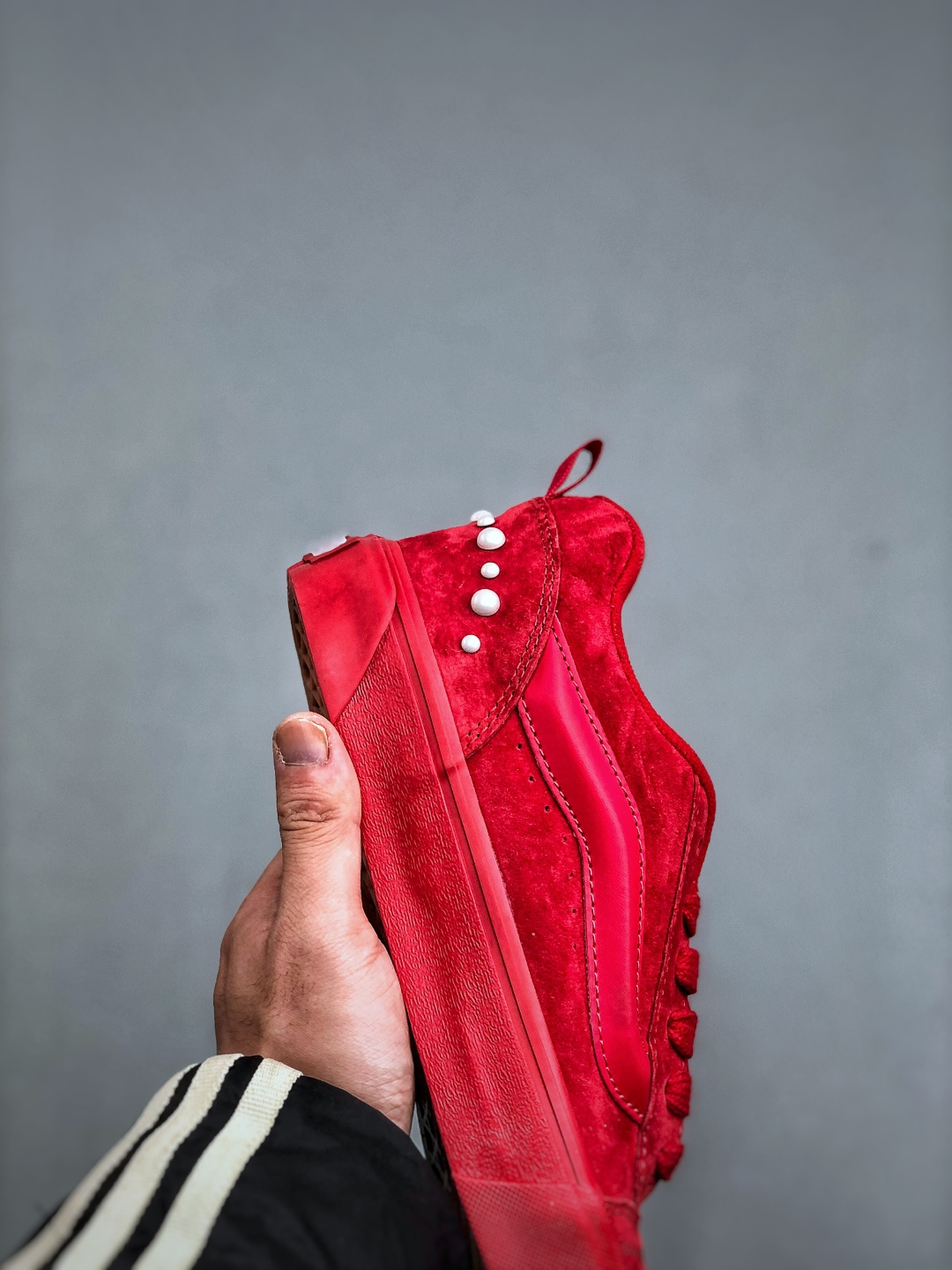 💰180  Vans Knu Skool 经典舒适 支撑 低帮 板鞋 男女同款 黑白我真的要被这个鞋迷住啦‼️‼️
珍珠铆钉+经典黑白这双Vans简直把甜酷风焊在脚上了的经典，被珍珠铆钉点亮
是少女的甜，也是街头的酷麂皮质感很高级，细节里都是质感搭配牛仔裤，是随性自在的日常配小裙子，又多了几分甜酷反差一双鞋，把风格玩出两种味道
货号：VN000E9XBLA
颜色：vans面包红色珍珠
尺码：35 36 36.5 37 38 38.5 39 40 40.5 41 42 42.5 43 44 45