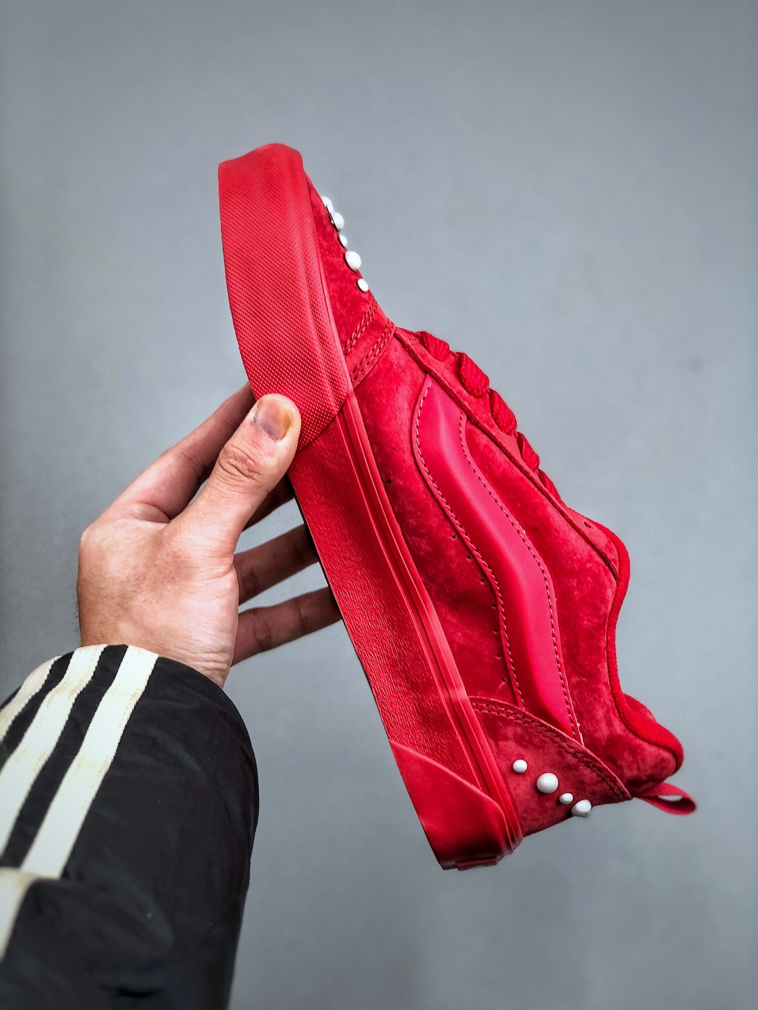 💰180  Vans Knu Skool 经典舒适 支撑 低帮 板鞋 男女同款 黑白我真的要被这个鞋迷住啦‼️‼️
珍珠铆钉+经典黑白这双Vans简直把甜酷风焊在脚上了的经典，被珍珠铆钉点亮
是少女的甜，也是街头的酷麂皮质感很高级，细节里都是质感搭配牛仔裤，是随性自在的日常配小裙子，又多了几分甜酷反差一双鞋，把风格玩出两种味道
货号：VN000E9XBLA
颜色：vans面包红色珍珠
尺码：35 36 36.5 37 38 38.5 39 40 40.5 41 42 42.5 43 44 45