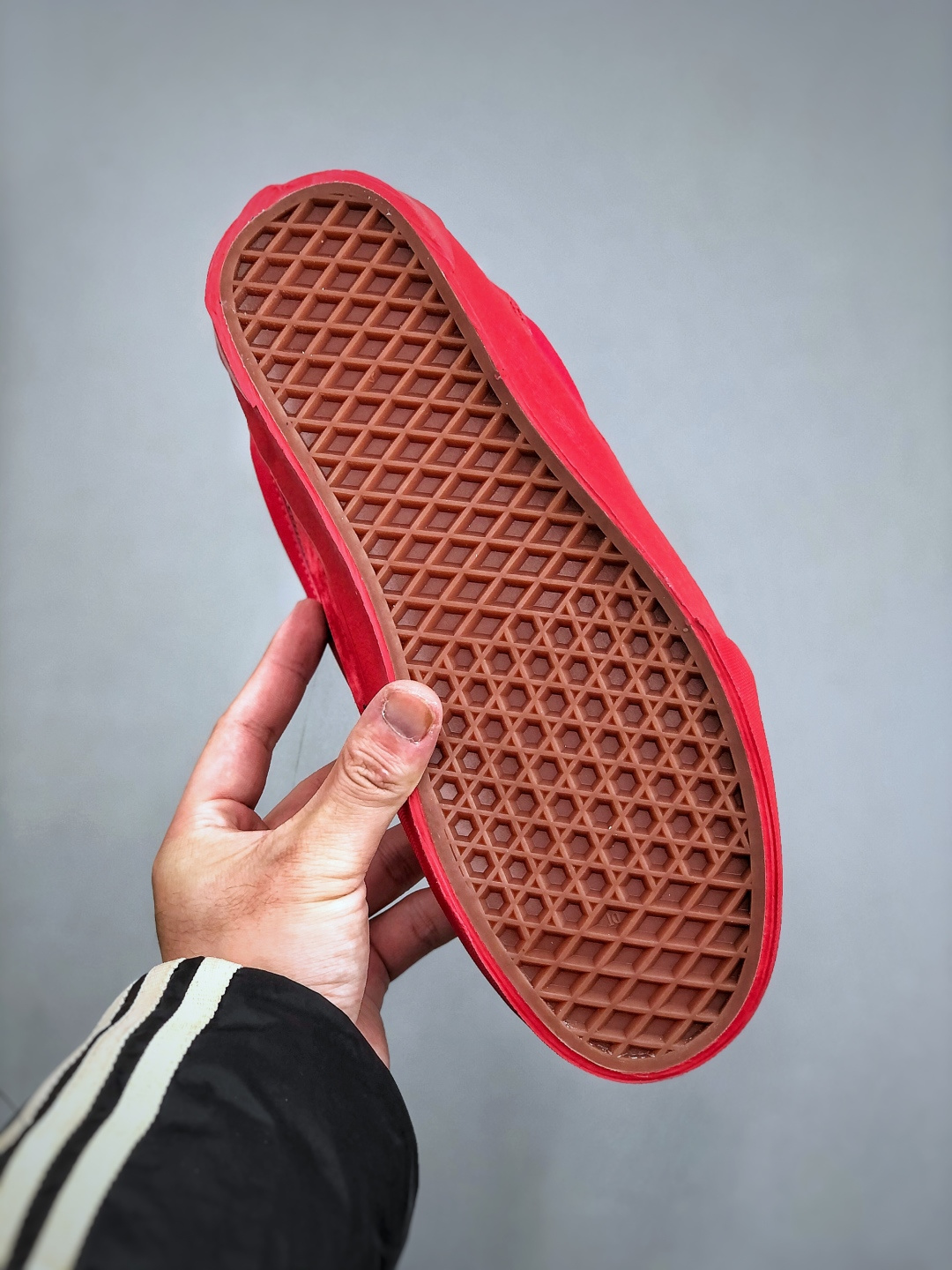 💰180  Vans Knu Skool 经典舒适 支撑 低帮 板鞋 男女同款 黑白我真的要被这个鞋迷住啦‼️‼️
珍珠铆钉+经典黑白这双Vans简直把甜酷风焊在脚上了的经典，被珍珠铆钉点亮
是少女的甜，也是街头的酷麂皮质感很高级，细节里都是质感搭配牛仔裤，是随性自在的日常配小裙子，又多了几分甜酷反差一双鞋，把风格玩出两种味道
货号：VN000E9XBLA
颜色：vans面包红色珍珠
尺码：35 36 36.5 37 38 38.5 39 40 40.5 41 42 42.5 43 44 45