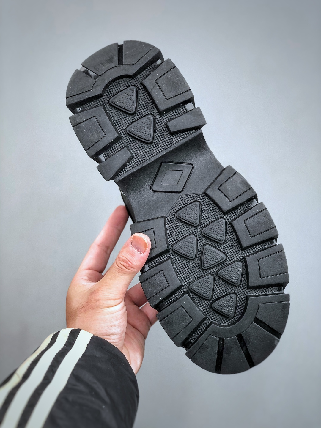 💰280E/ Timberland 天伯伦/添柏岚经典款 
25ss新款高帮（加绒） 经典再造 全新升级 
广东大厂品质 原盒原包装 
面料采用意大利顶级磨砂牛皮 
搭配防臭防腐真皮乳胶鞋垫 
给您完美的穿着体验 质量考究耐穿
型男必备 专治不帅 
高品质脚感一流 独家供应 
官方货号: TB23066
尺码： 39 40 41 42 43 44