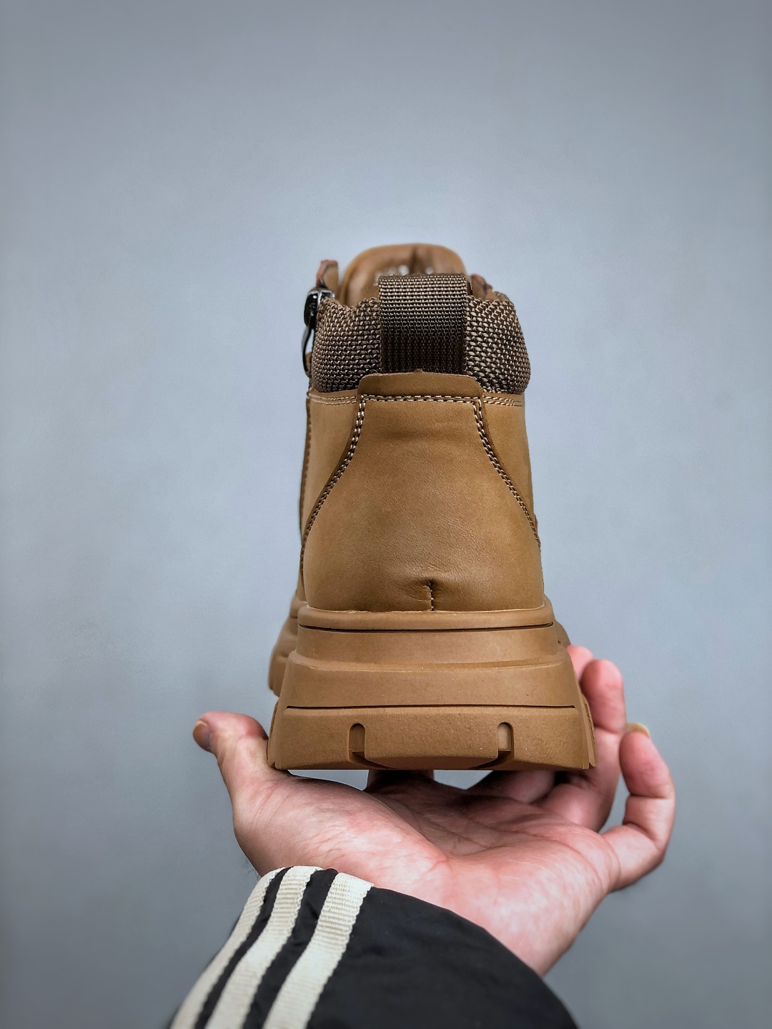 💰280 E/ Timberland 天伯伦/添柏岚经典款 
25ss新款高帮（加绒） 经典再造 全新升级 
广东大厂品质 原盒原包装 
面料采用意大利顶级磨砂牛皮 
搭配防臭防腐真皮乳胶鞋垫 
给您完美的穿着体验 质量考究耐穿
型男必备 专治不帅 
高品质脚感一流 独家供应 
官方货号: TB23066
尺码： 39 40 41 42 43 44