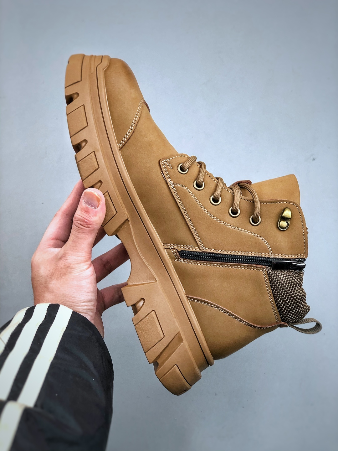 💰280 E/ Timberland 天伯伦/添柏岚经典款 
25ss新款高帮（加绒） 经典再造 全新升级 
广东大厂品质 原盒原包装 
面料采用意大利顶级磨砂牛皮 
搭配防臭防腐真皮乳胶鞋垫 
给您完美的穿着体验 质量考究耐穿
型男必备 专治不帅 
高品质脚感一流 独家供应 
官方货号: TB23066
尺码： 39 40 41 42 43 44