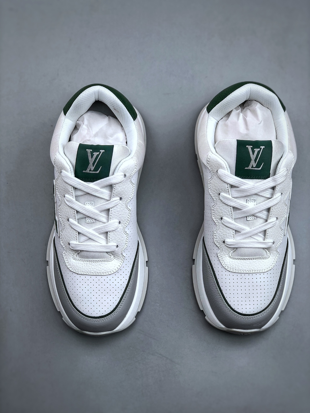 💰450纯原】广奢高端货
LOUIS VUITTON Classic
牛皮革 &middot; 圆头系带 &middot; 低帮生活休闲男鞋｜白色
✦ LV 经典休闲线条，干净利落不挑搭配
✦ 甄选头层牛皮革，细腻挺括、质感高级
✦ 原楦型开发，鞋型比例精准，上脚显修长
✦ 圆头低帮设计，日常通勤与休闲百搭
✦ 轻量缓震中底，行走舒适不累脚
✦ 耐磨橡胶大底，抓地稳、耐穿度高
✦ 细节对版，整体完成度高
✦ 专柜级包装＋配件齐全
✦ 白色经典款，四季可穿
尺码：35-46