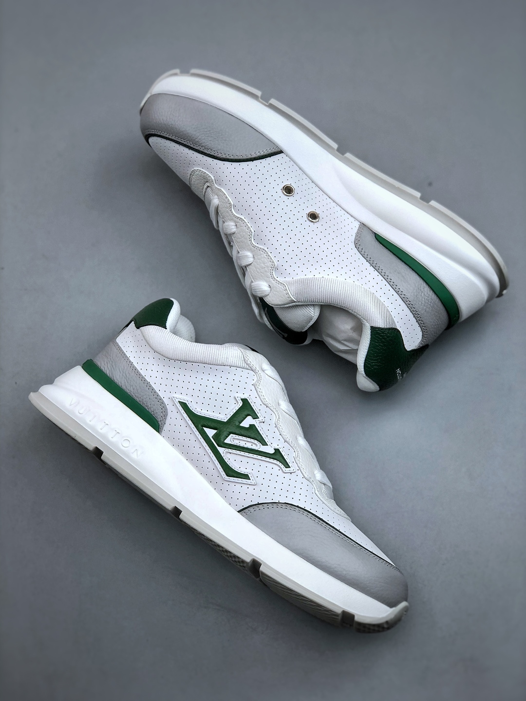 💰450纯原】广奢高端货
LOUIS VUITTON Classic
牛皮革 &middot; 圆头系带 &middot; 低帮生活休闲男鞋｜白色
✦ LV 经典休闲线条，干净利落不挑搭配
✦ 甄选头层牛皮革，细腻挺括、质感高级
✦ 原楦型开发，鞋型比例精准，上脚显修长
✦ 圆头低帮设计，日常通勤与休闲百搭
✦ 轻量缓震中底，行走舒适不累脚
✦ 耐磨橡胶大底，抓地稳、耐穿度高
✦ 细节对版，整体完成度高
✦ 专柜级包装＋配件齐全
✦ 白色经典款，四季可穿
尺码：35-46