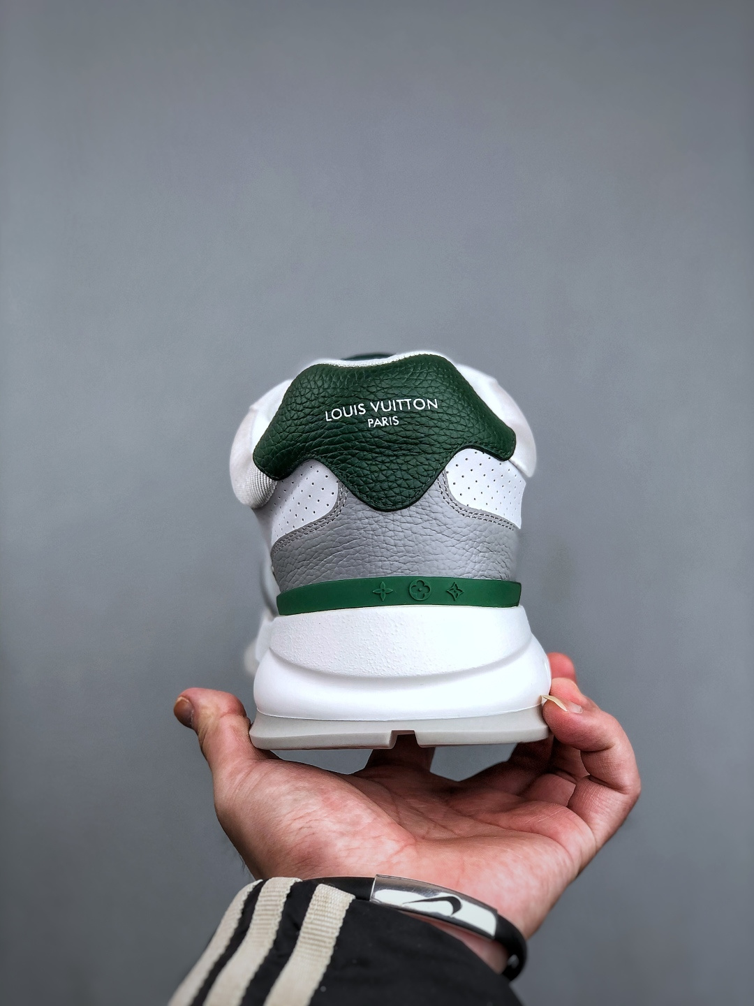 💰450纯原】广奢高端货
LOUIS VUITTON Classic
牛皮革 &middot; 圆头系带 &middot; 低帮生活休闲男鞋｜白色
✦ LV 经典休闲线条，干净利落不挑搭配
✦ 甄选头层牛皮革，细腻挺括、质感高级
✦ 原楦型开发，鞋型比例精准，上脚显修长
✦ 圆头低帮设计，日常通勤与休闲百搭
✦ 轻量缓震中底，行走舒适不累脚
✦ 耐磨橡胶大底，抓地稳、耐穿度高
✦ 细节对版，整体完成度高
✦ 专柜级包装＋配件齐全
✦ 白色经典款，四季可穿
尺码：35-46