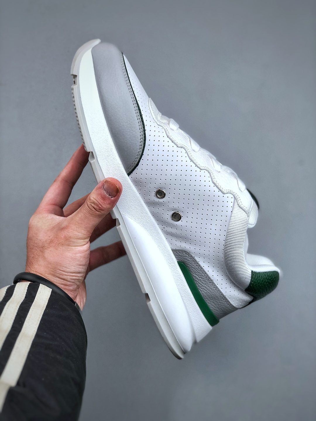 💰450纯原】广奢高端货
LOUIS VUITTON Classic
牛皮革 &middot; 圆头系带 &middot; 低帮生活休闲男鞋｜白色
✦ LV 经典休闲线条，干净利落不挑搭配
✦ 甄选头层牛皮革，细腻挺括、质感高级
✦ 原楦型开发，鞋型比例精准，上脚显修长
✦ 圆头低帮设计，日常通勤与休闲百搭
✦ 轻量缓震中底，行走舒适不累脚
✦ 耐磨橡胶大底，抓地稳、耐穿度高
✦ 细节对版，整体完成度高
✦ 专柜级包装＋配件齐全
✦ 白色经典款，四季可穿
尺码：35-46