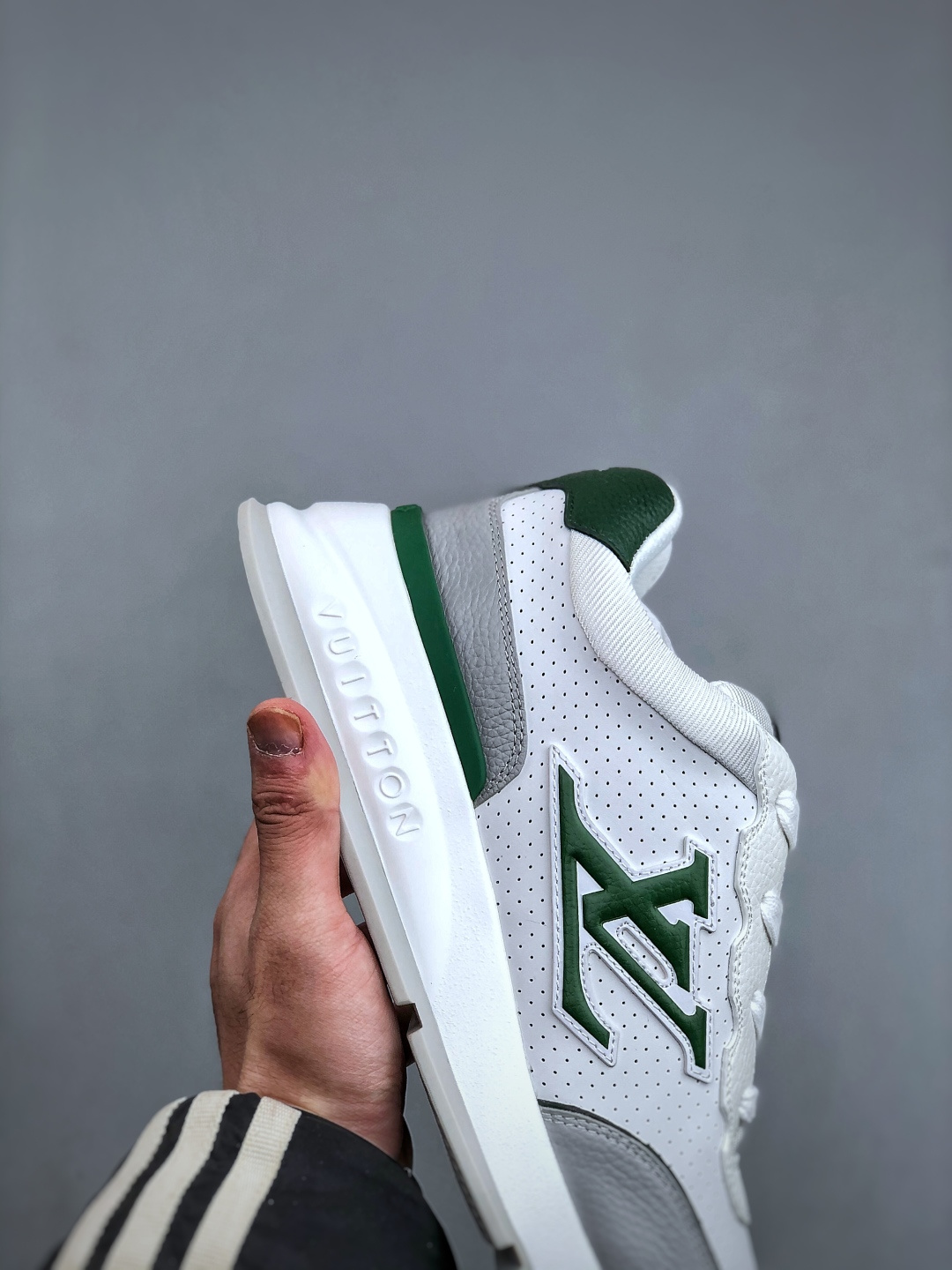 💰450纯原】广奢高端货
LOUIS VUITTON Classic
牛皮革 &middot; 圆头系带 &middot; 低帮生活休闲男鞋｜白色
✦ LV 经典休闲线条，干净利落不挑搭配
✦ 甄选头层牛皮革，细腻挺括、质感高级
✦ 原楦型开发，鞋型比例精准，上脚显修长
✦ 圆头低帮设计，日常通勤与休闲百搭
✦ 轻量缓震中底，行走舒适不累脚
✦ 耐磨橡胶大底，抓地稳、耐穿度高
✦ 细节对版，整体完成度高
✦ 专柜级包装＋配件齐全
✦ 白色经典款，四季可穿
尺码：35-46