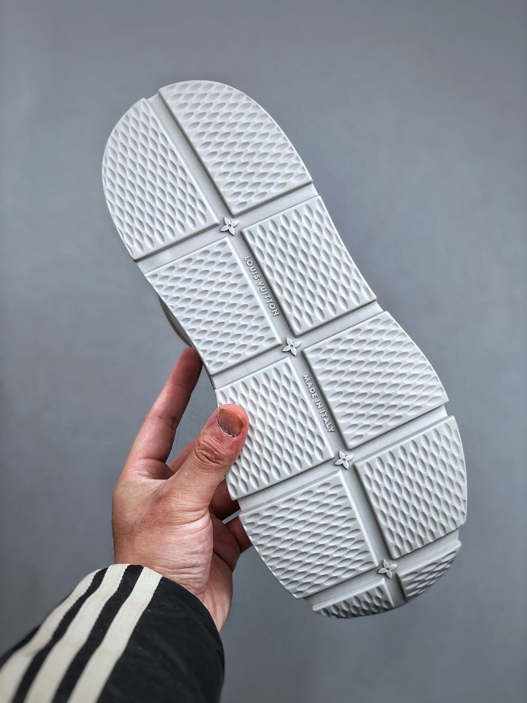 💰450纯原】广奢高端货
LOUIS VUITTON Classic
牛皮革 &middot; 圆头系带 &middot; 低帮生活休闲男鞋｜白色
✦ LV 经典休闲线条，干净利落不挑搭配
✦ 甄选头层牛皮革，细腻挺括、质感高级
✦ 原楦型开发，鞋型比例精准，上脚显修长
✦ 圆头低帮设计，日常通勤与休闲百搭
✦ 轻量缓震中底，行走舒适不累脚
✦ 耐磨橡胶大底，抓地稳、耐穿度高
✦ 细节对版，整体完成度高
✦ 专柜级包装＋配件齐全
✦ 白色经典款，四季可穿
尺码：35-46