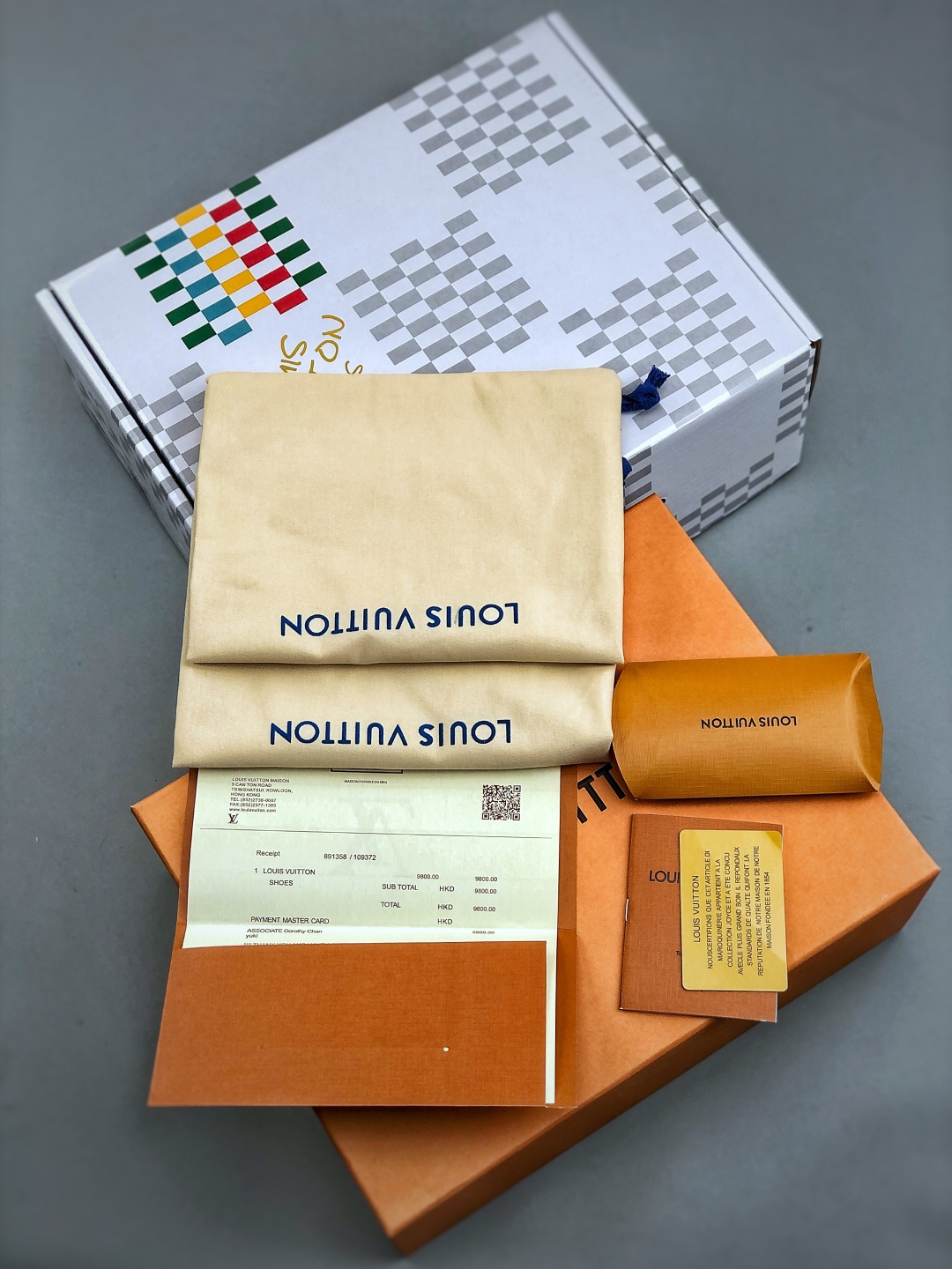 💰450纯原高端货
LOUIS VUITTON Classic
牛皮革 &middot; 圆头系带 &middot; 低帮生活休闲男鞋｜白色
✦ LV 经典休闲线条，干净利落不挑搭配
✦ 甄选头层牛皮革，细腻挺括、质感高级
✦ 原楦型开发，鞋型比例精准，上脚显修长
✦ 圆头低帮设计，日常通勤与休闲百搭
✦ 轻量缓震中底，行走舒适不累脚
✦ 耐磨橡胶大底，抓地稳、耐穿度高
✦ 细节对版，整体完成度高
✦ 专柜级包装＋配件齐全
✦ 白色经典款，四季可穿
尺码：35-46